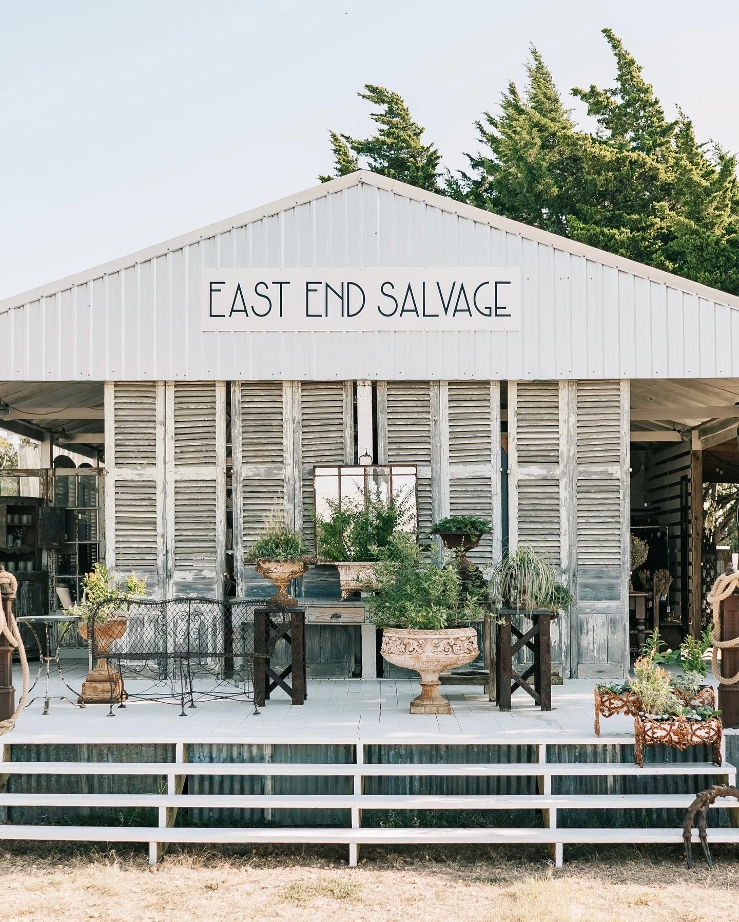 For the love of outdoors &hellip; 🍃 

Our newly expanded front deck has us dreaming up endless ways to style and display our garden collection &mdash; from French urns and iron benches to weathered planters and patinated pots.

Rue&rsquo;s already c