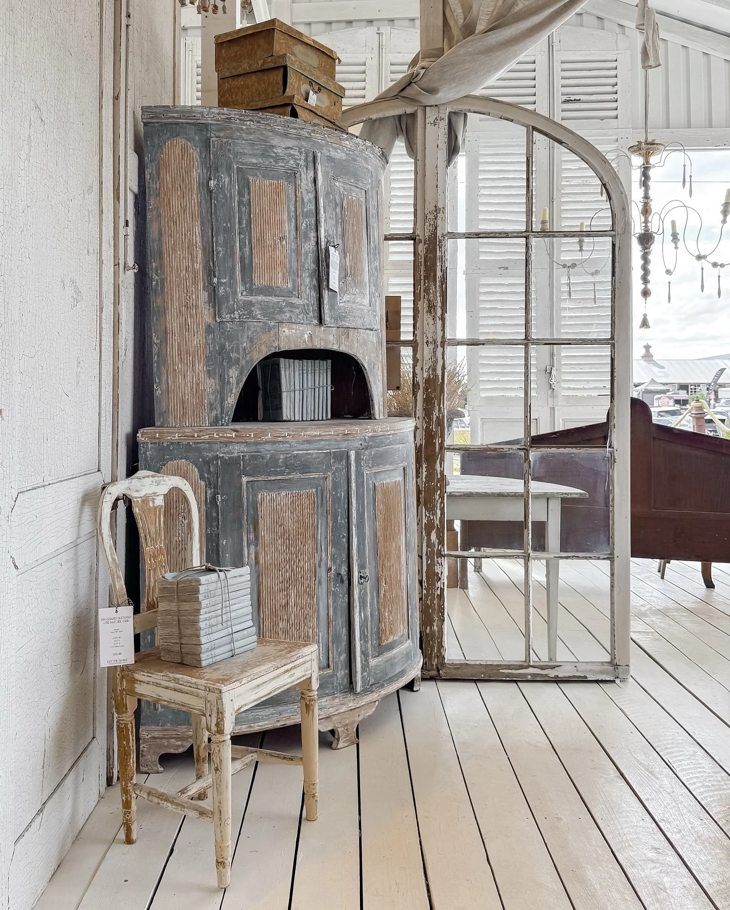 Swedish antiques hold a special place in our hearts - for good reason.

Crafted with intention and passed down through generations, these pieces are often kept in Sweden, loved by families who rarely let them go. Which means finding them here, in the