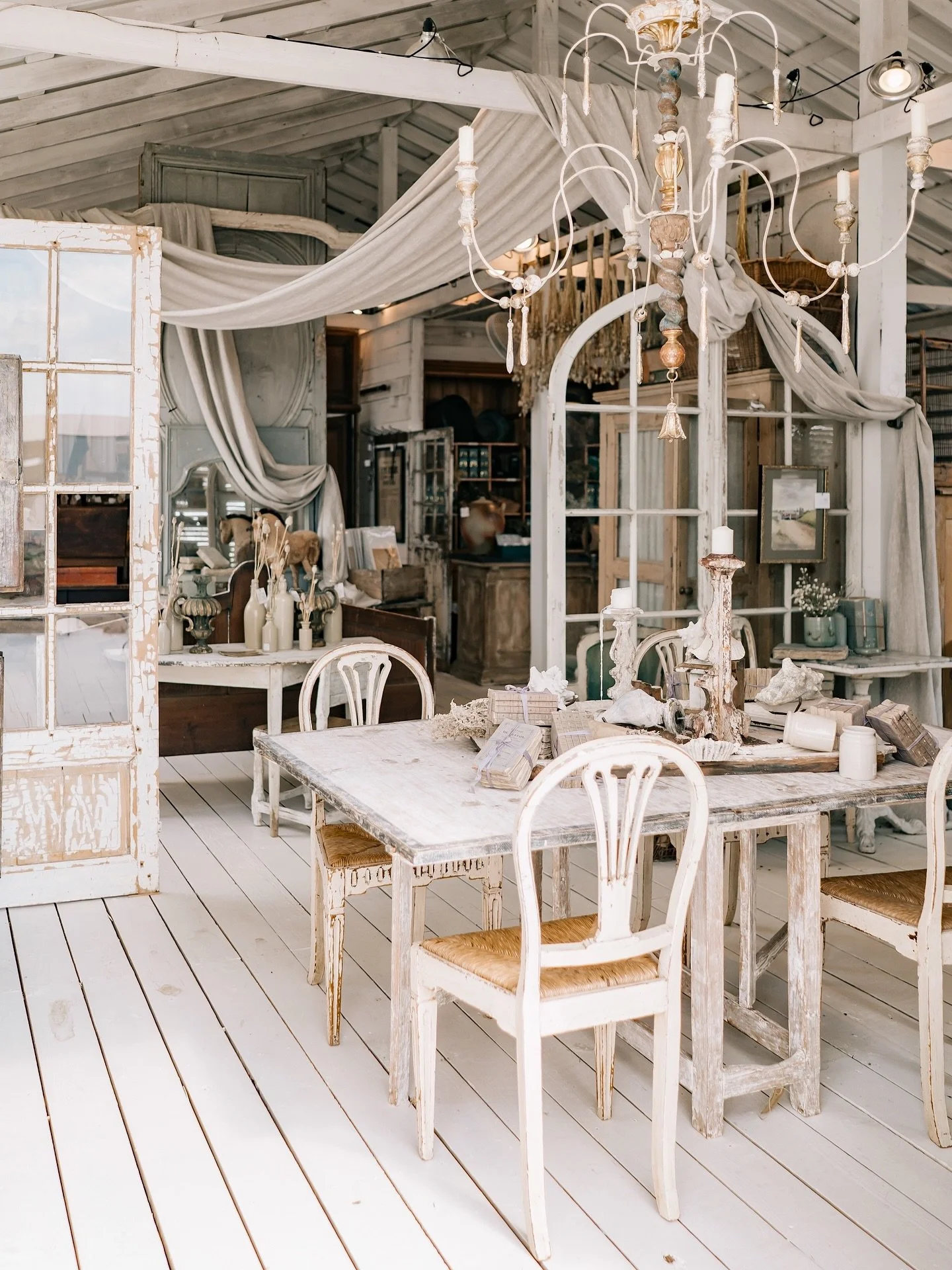 It’s hard to believe it’s been a week already—missing the vibrant atmosphere and good times in Round Top! #roundtopantiqueshow @bluehillsatroundtop