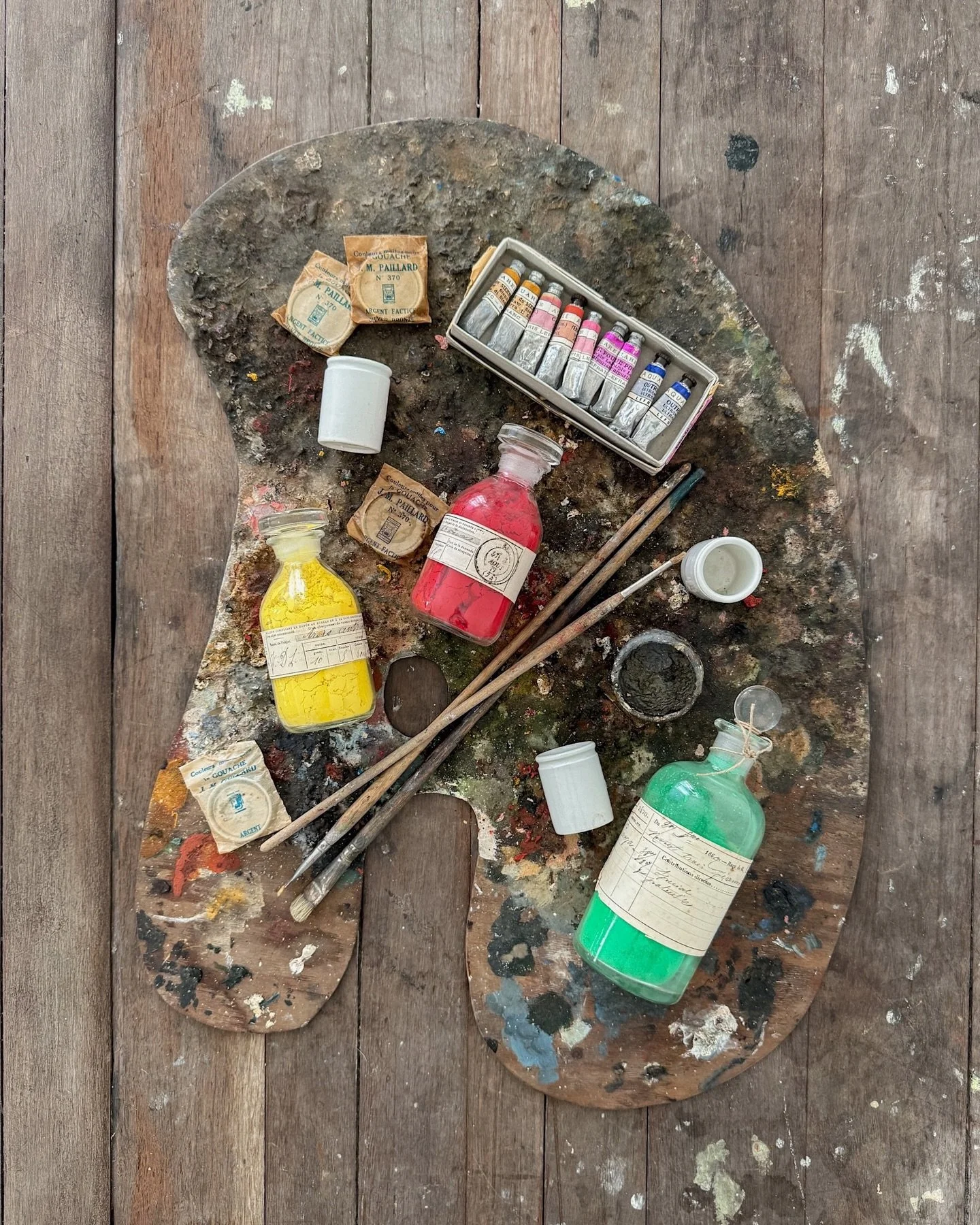 [Gift Idea!] A little French atelier magic ✨

This 15-piece set of antique artist&rsquo;s materials&mdash;hand-blown pigment bottles, early watercolor tubes, tiny ceramic pots, old brushes, wrapped pigments&mdash;feels like it was lifted straight fro