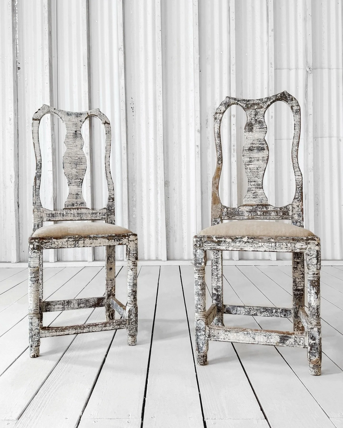 [Available] Centuries of use have a way of creating what no paintbrush can. ✨

Layer upon layer, these Swedish Gustavian chairs have worn into the kind of finish only time can leave behind.

Circa 1800, with sculptural vase-form splats, linen seats, 