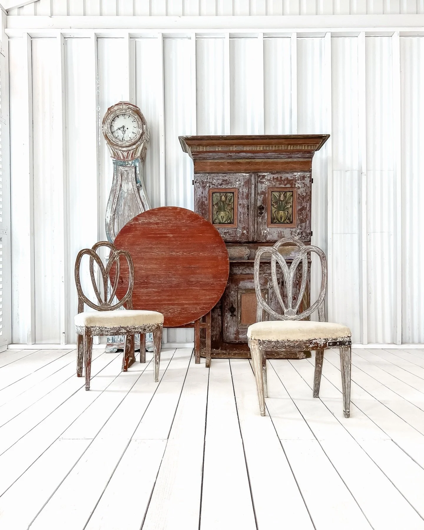 Why do we keep coming back to Swedish furniture? 🇸🇪 

Because it never asks you to choose between beauty and practicality.

Painted or raw wood, Gustavian or country, Swedish pieces have a quiet confidence that feels just as relevant today as it di