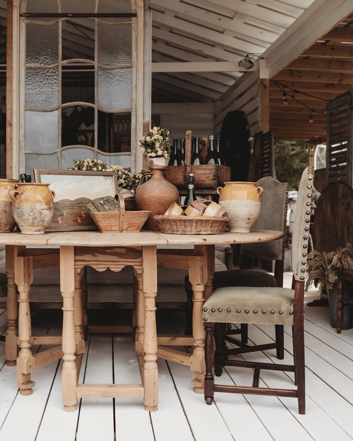 Some of our favorite rooms are built on contrast.

A rustic farmhouse table beside refined French chairs.

A Swedish table paired with painted seating.

Dark wood. Painted finishes.
Straight lines. Soft curves.

The best rooms are built from pieces t