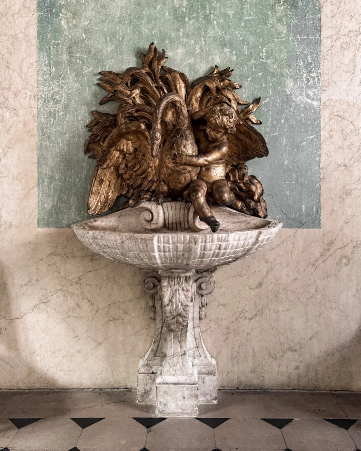 Some of the greatest inspiration isn&rsquo;t found at an antique fair&mdash;it&rsquo;s found by walking through rooms that have stood the test of time.

One of the places that inspired me most during our month in France and Belgium was @hoteldelamari
