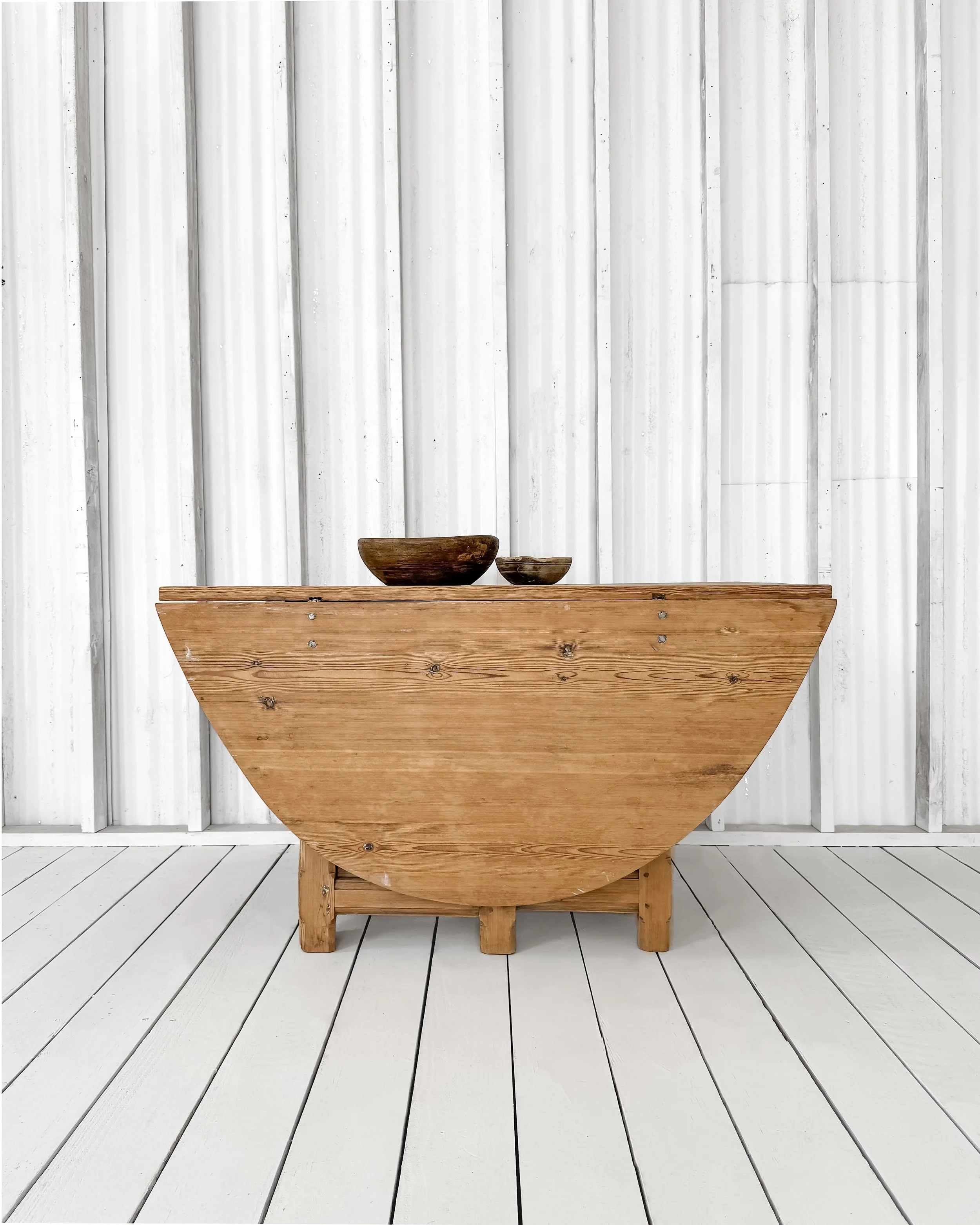 Some of the best designs are the simplest.

A table that sits neatly against the wall when space is limited, then opens when another place at the table is needed.

No wasted space.
No wasted beauty.

Sweden, 19th century. 🇸🇪

Now available. Send us