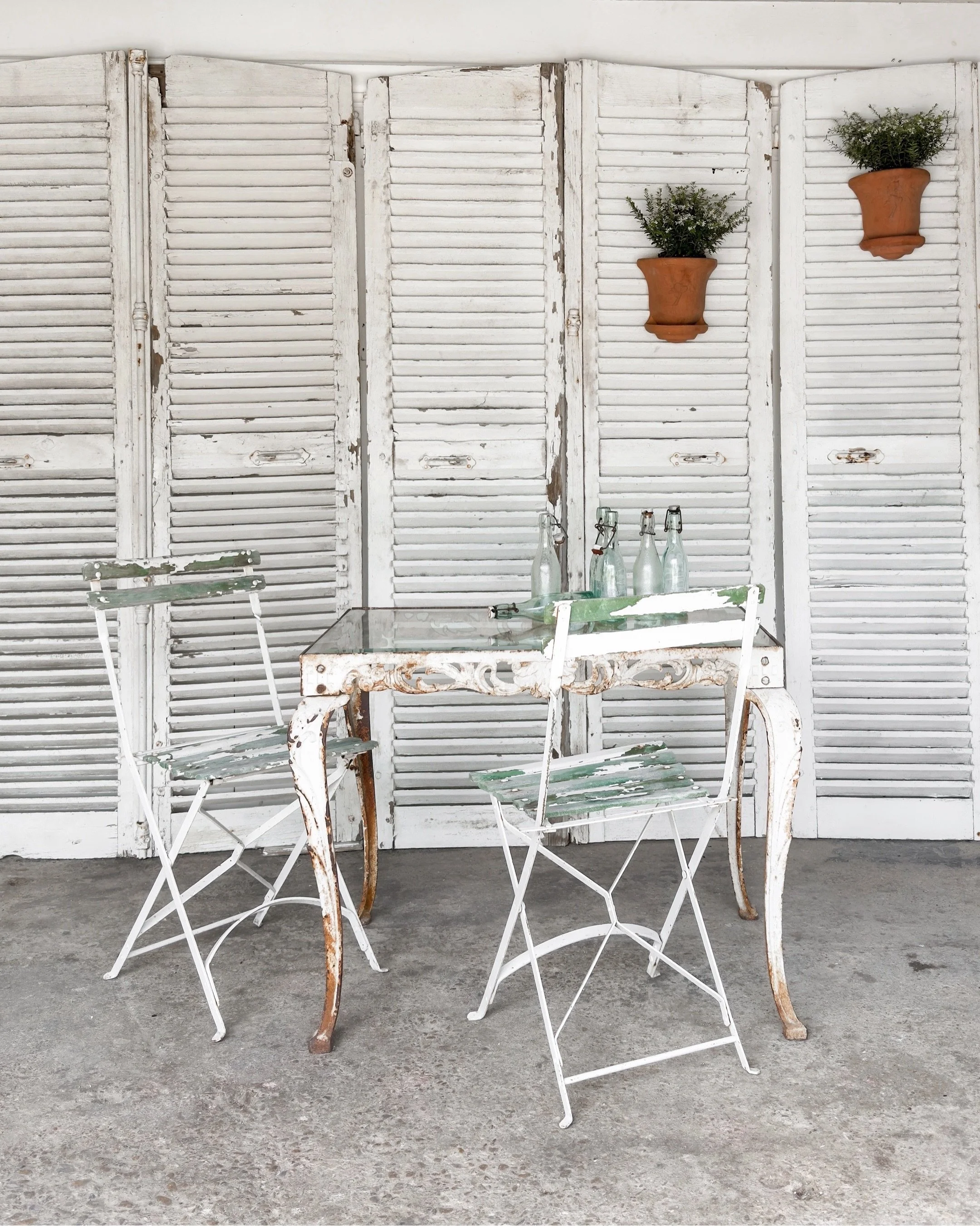 Still dreaming of cooler days and dining outdoors&hellip; and as promised, we&rsquo;ve got the table covered. 😉🌿

This antique cast iron garden table had us at those cabriole legs. Layers of worn white paint, warm surface rust, and an ornate floral