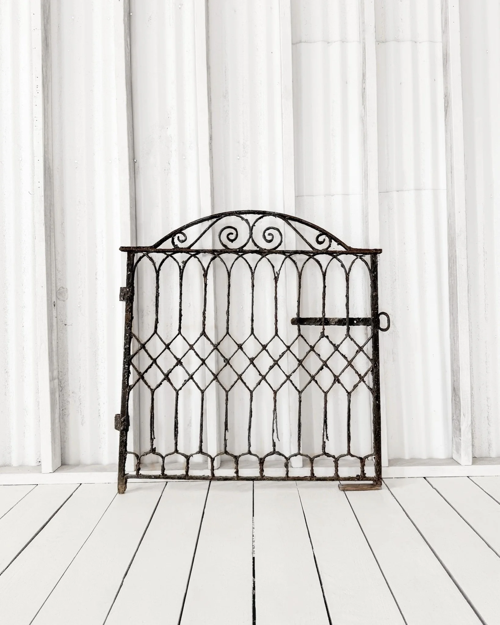 A little secret-garden energy never hurt anybody. 🌿

19th-century English iron gate with graceful arches and weathered patina, ready for its next chapter climbing with roses&mdash;or simply leaning somewhere looking impossibly good.

Send us a DM or