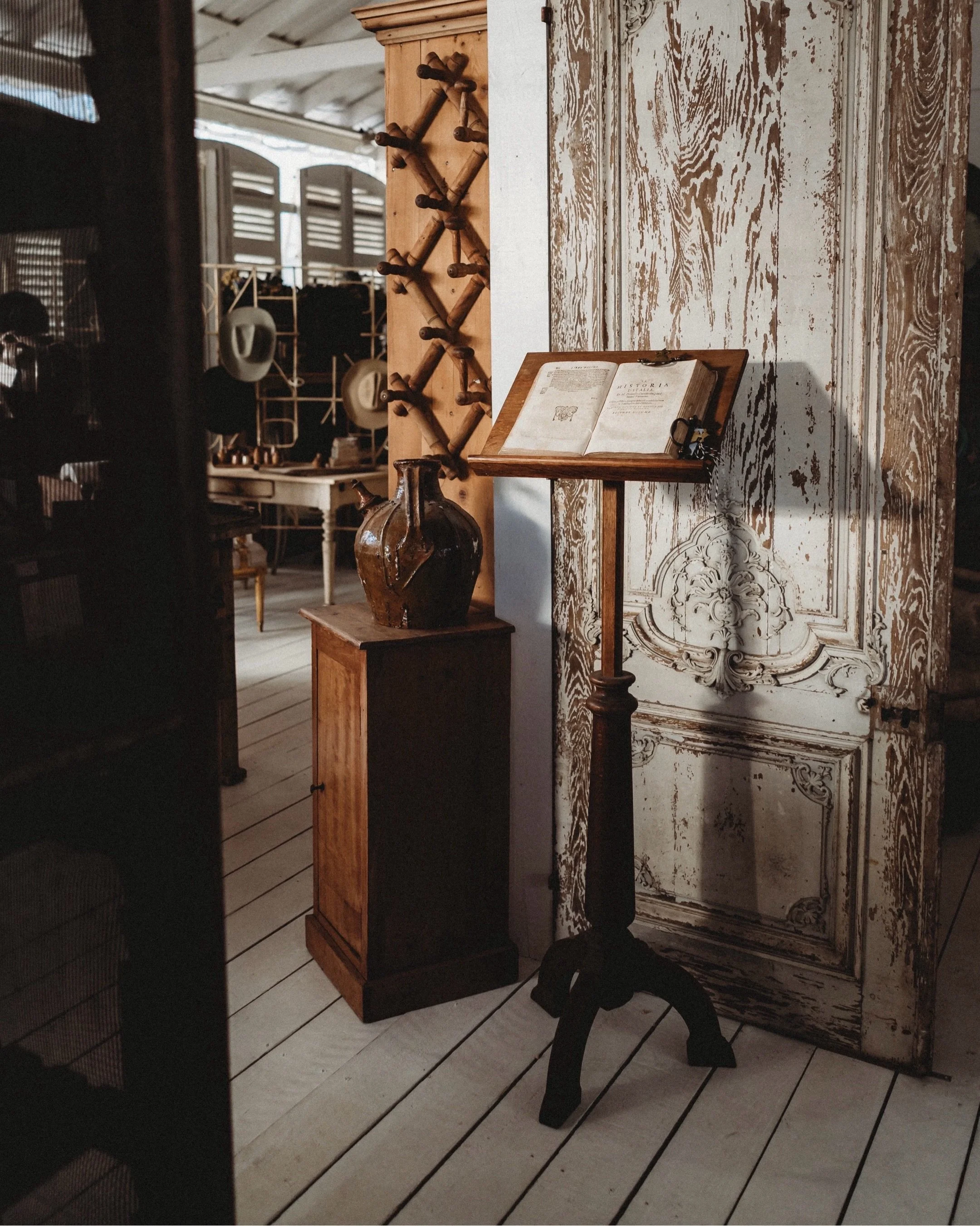Some pieces don&rsquo;t need to shout to earn their place. 🤎

Lecterns and easels can be ornate or completely utilitarian, but either way, they&rsquo;re one of those overlooked pieces that add height, shape + purpose to an empty corner.

Use one to 