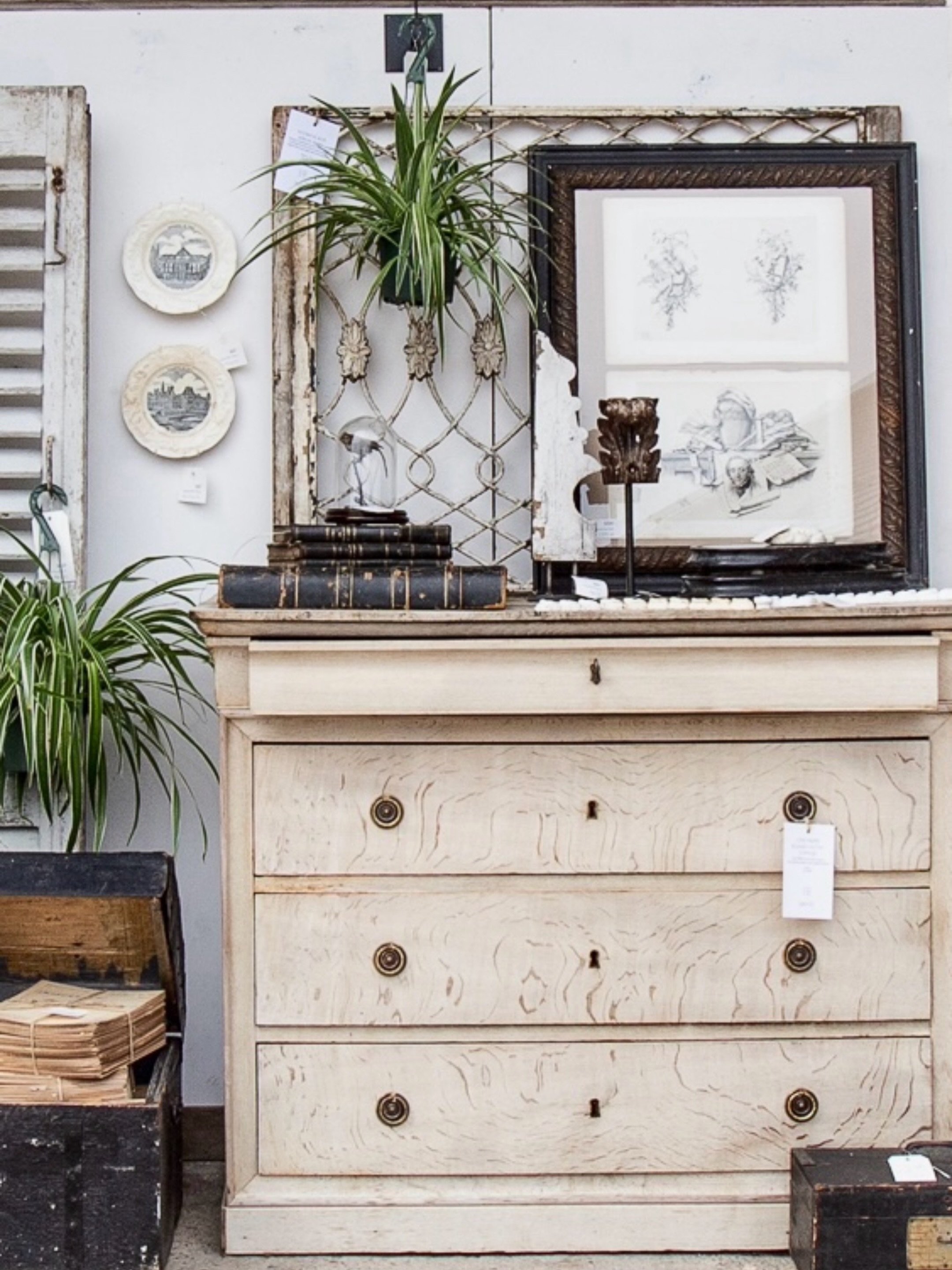 Good storage should work hard without looking like it. 🤎

Ornate or straightforward, serpentine or square, painted or left in natural wood&hellip; a good chest of drawers can do a lot more than hold clothes.

Use one for linens, puzzles + games, tuc