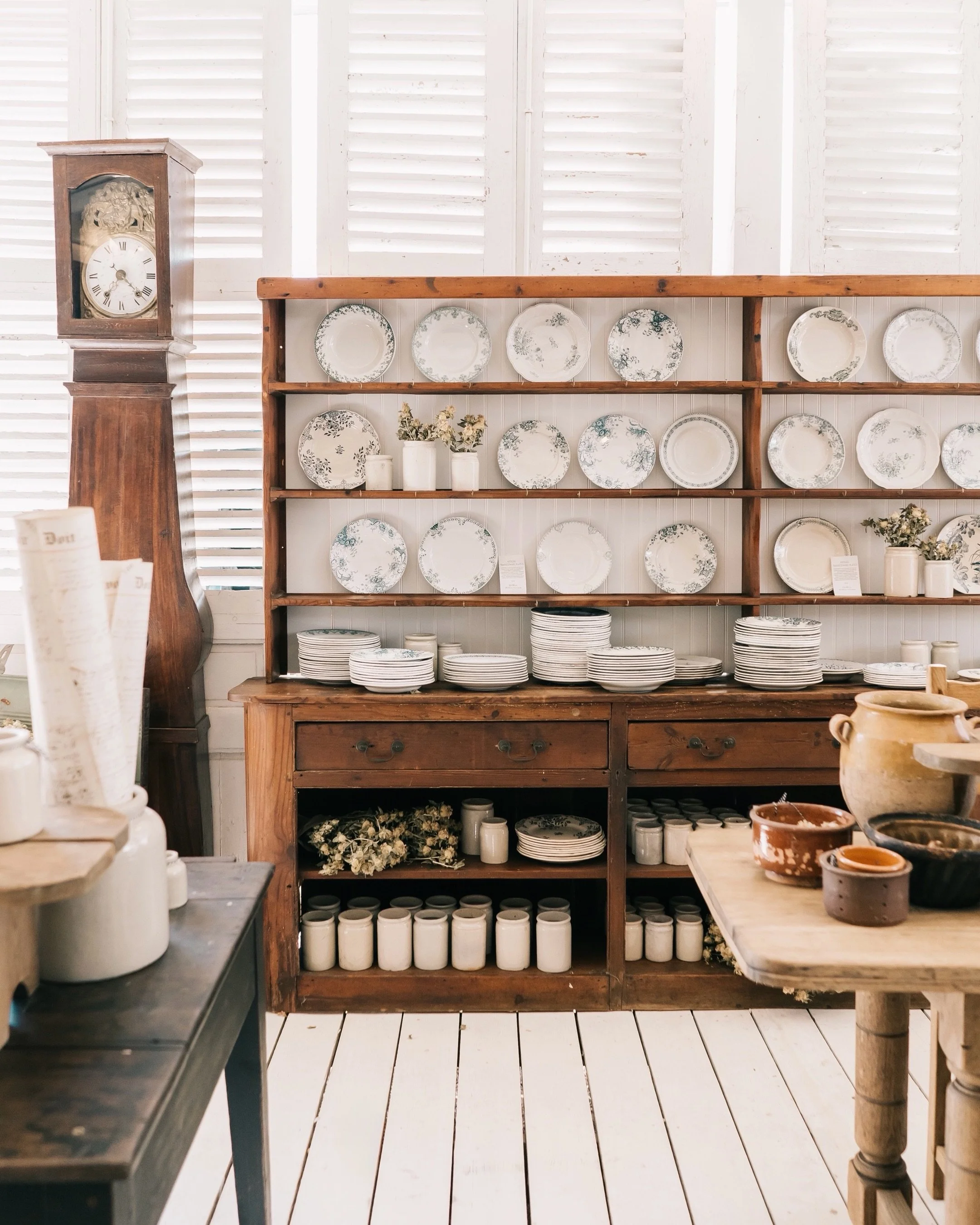 A little room to display the things we love. 🤎

Floor-standing, wall-mounted, tabletop, ladder-style&hellip; there&rsquo;s no shortage of ways to put an old shelf to good use.

Originally made to hold everything from dishes and books to tools and ev