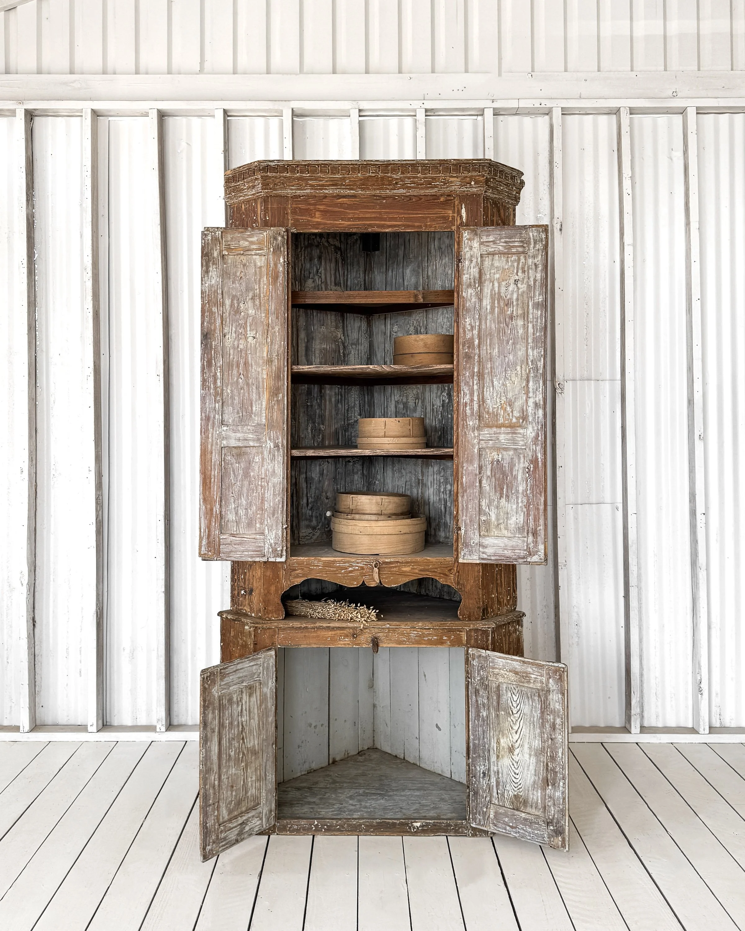 18th Century Swedish Corner Cupboard with Open Niche