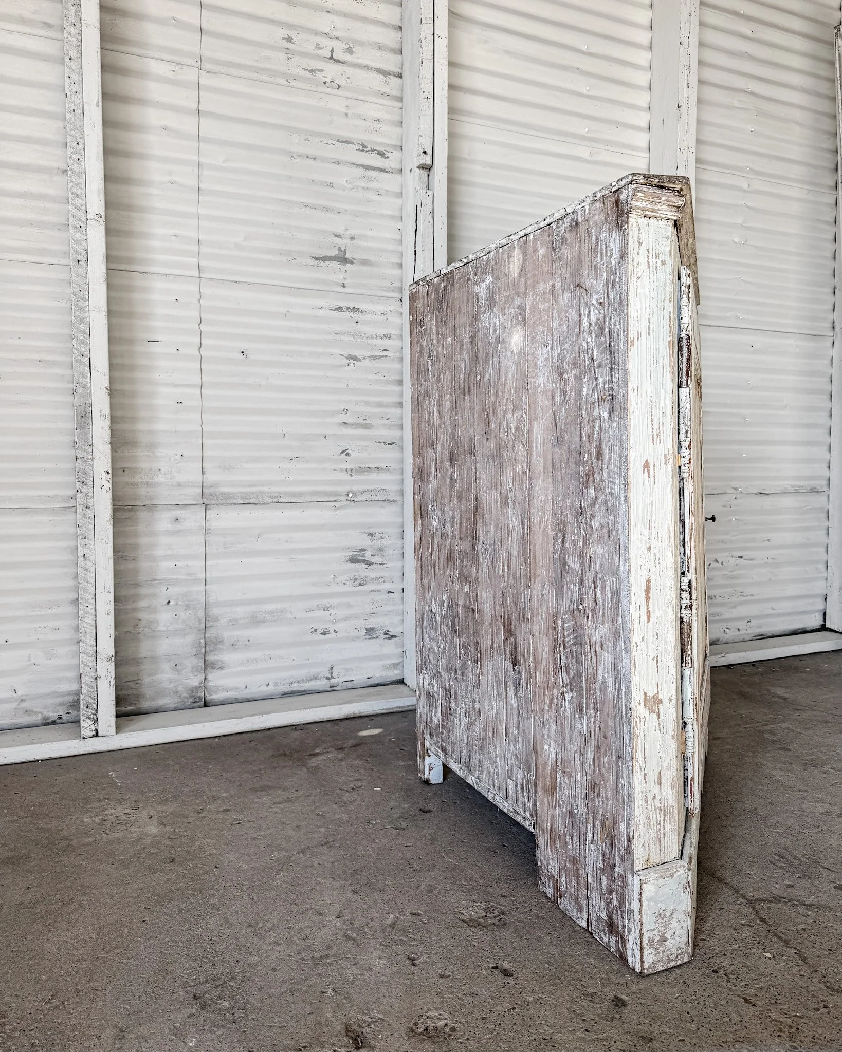 Dry-Scraped 18th c. Swedish Gustavian Corner Cabinet