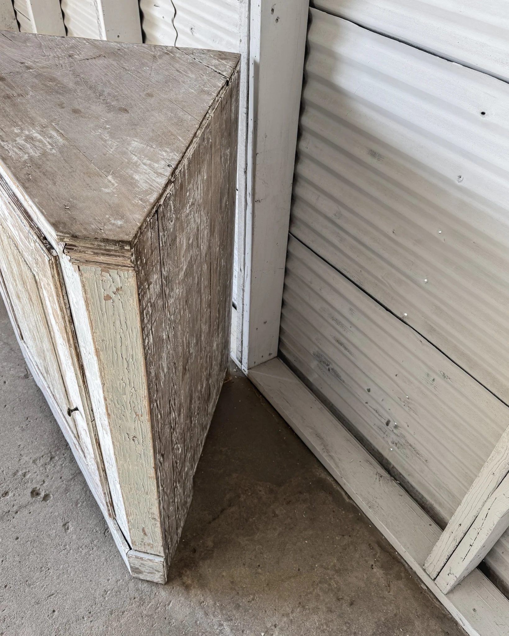 Dry-Scraped 18th c. Swedish Gustavian Corner Cabinet