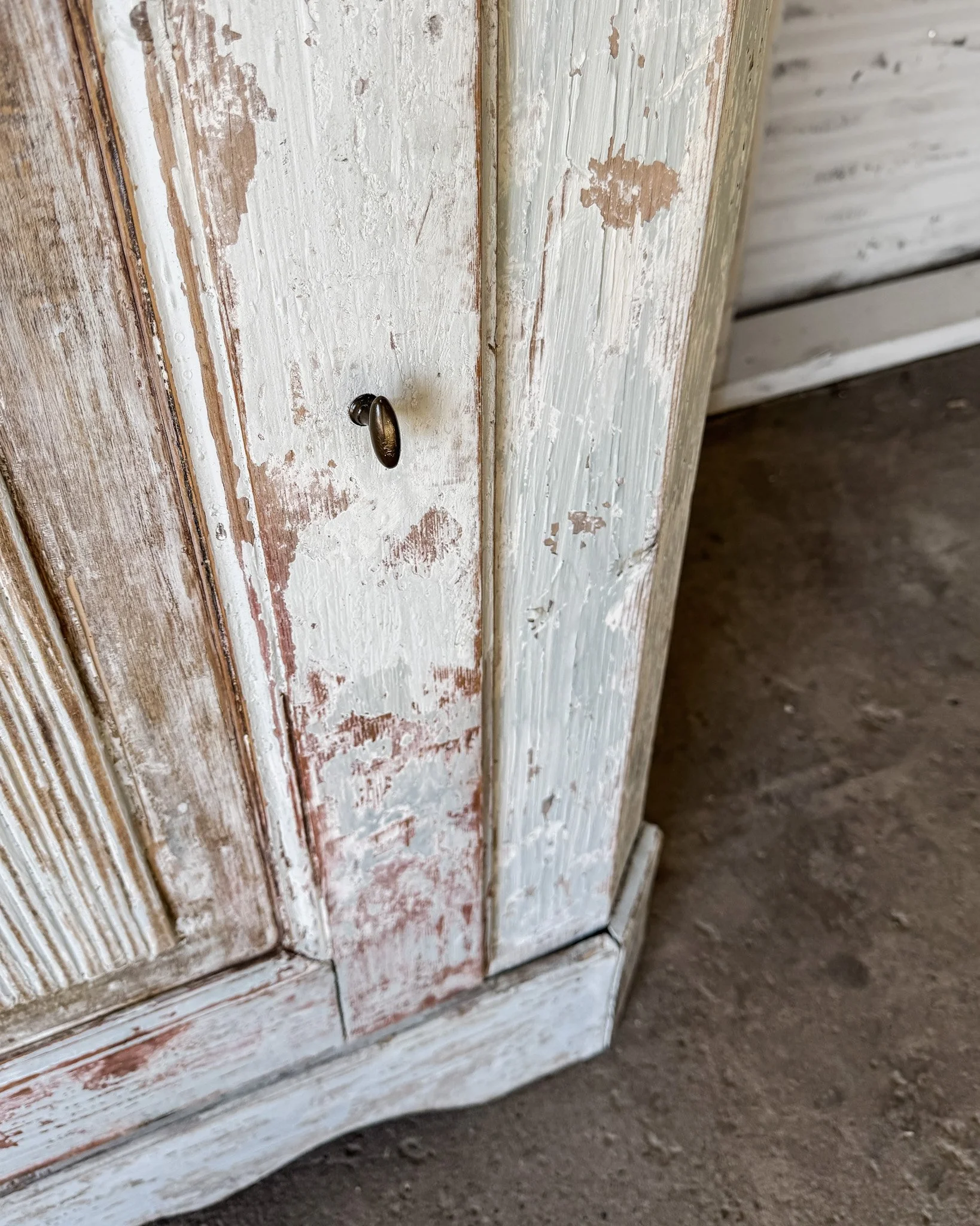 Dry-Scraped 18th c. Swedish Gustavian Corner Cabinet