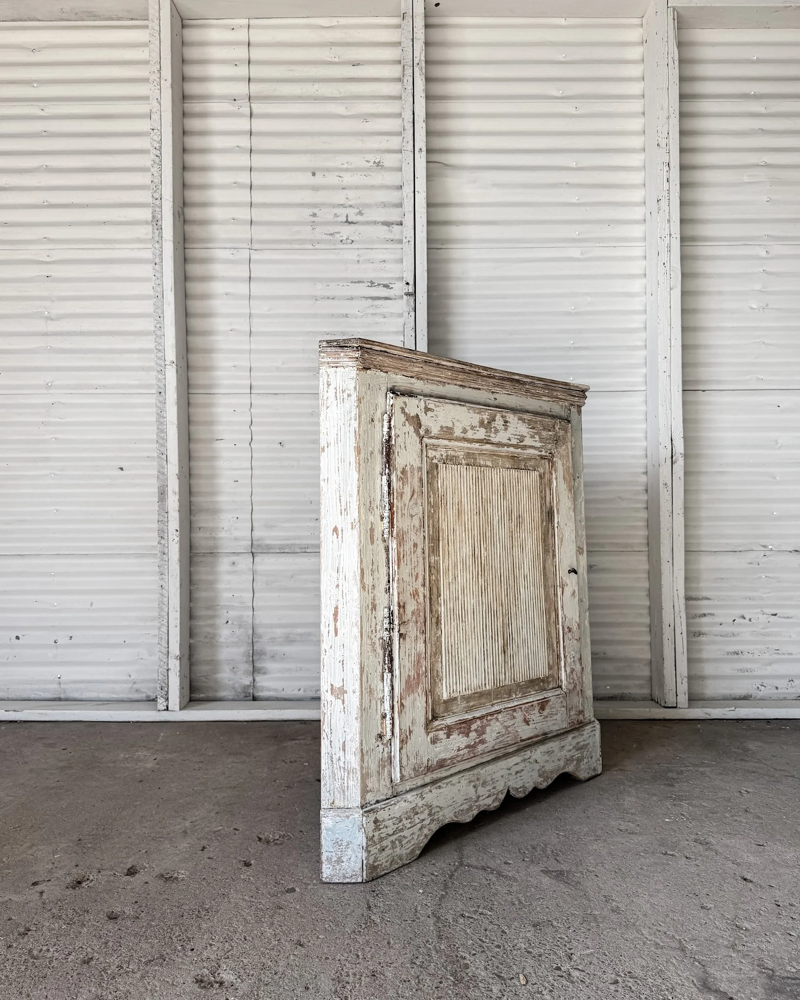Dry-Scraped 18th c. Swedish Gustavian Corner Cabinet