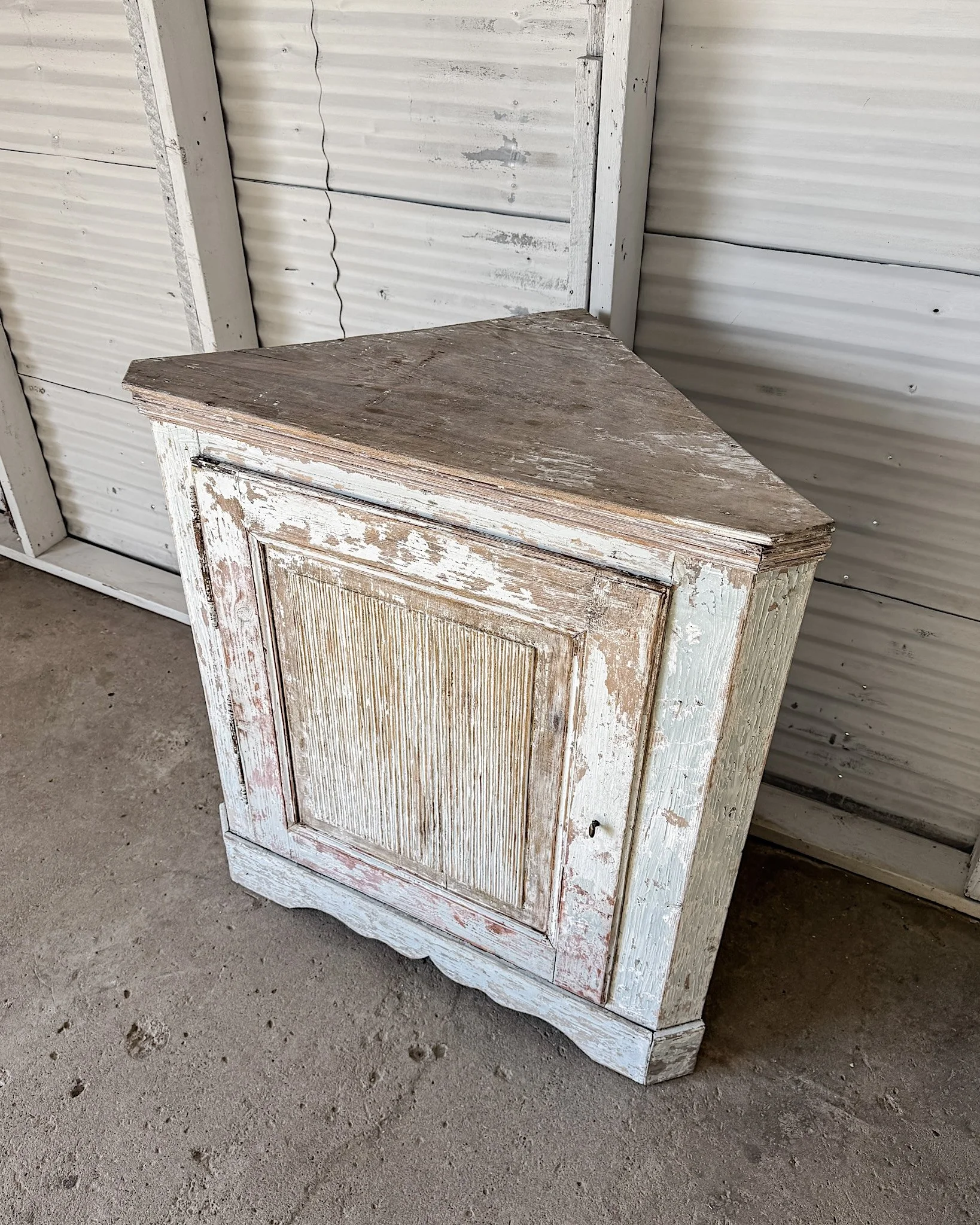 Dry-Scraped 18th c. Swedish Gustavian Corner Cabinet