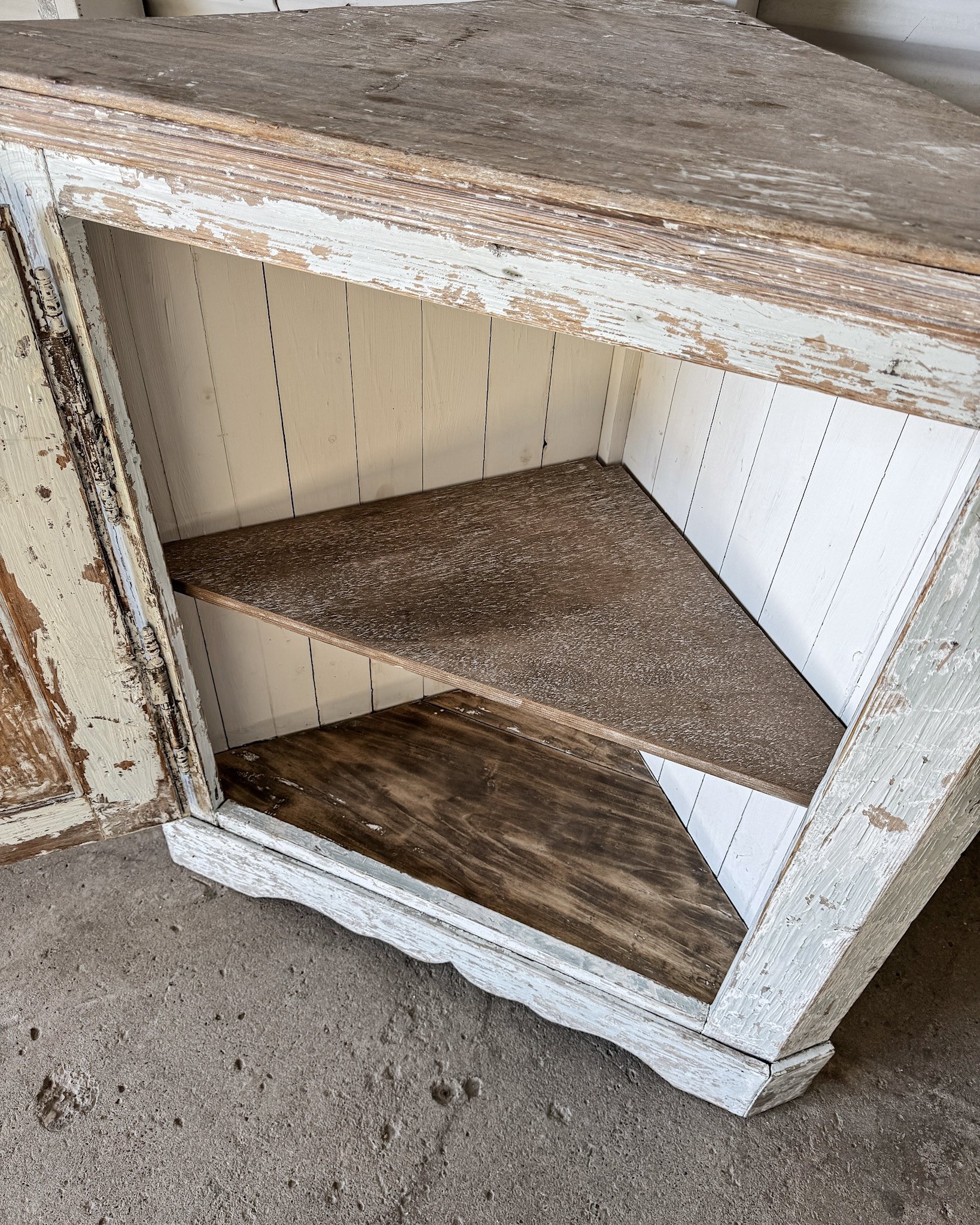 Dry-Scraped 18th c. Swedish Gustavian Corner Cabinet