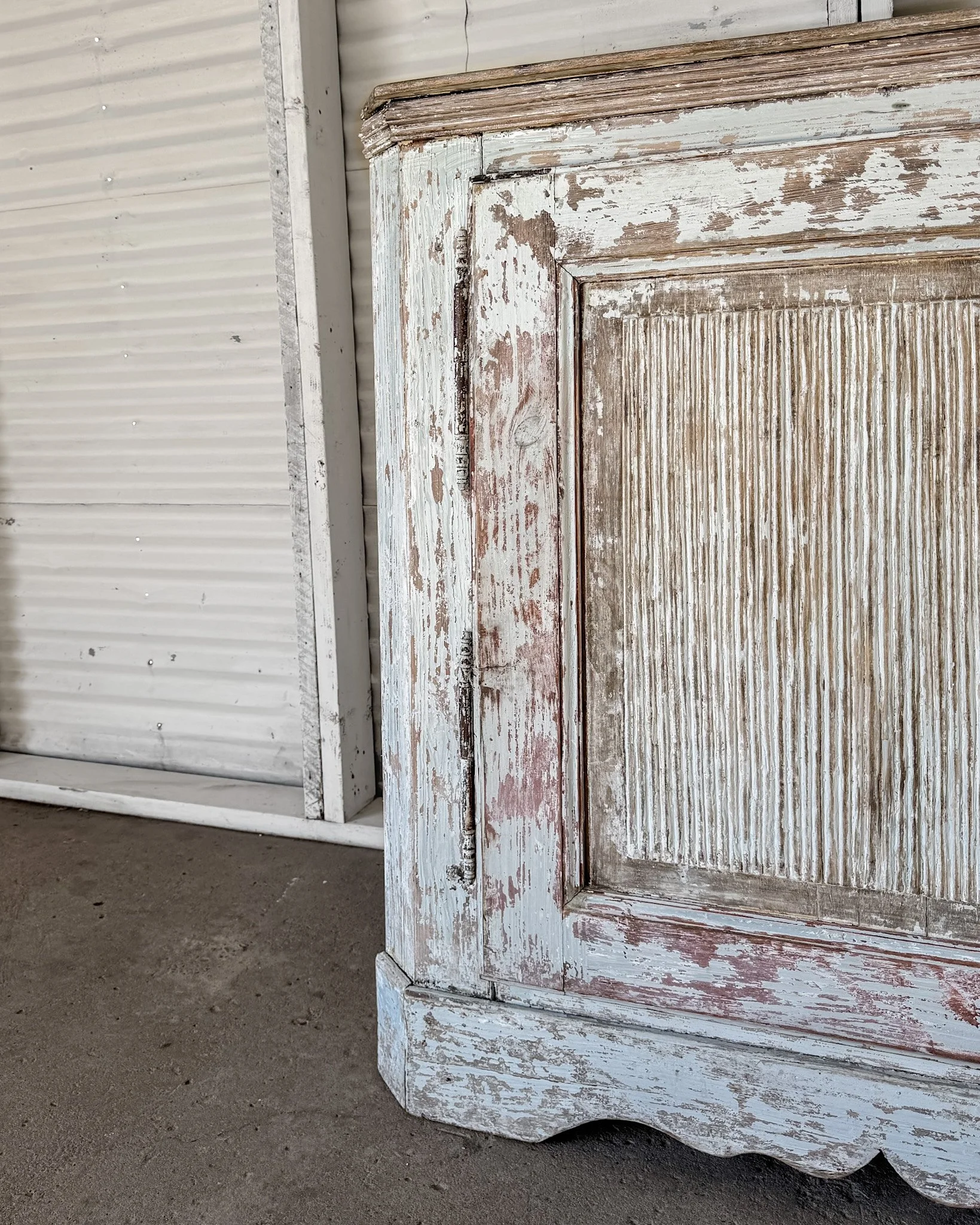 Dry-Scraped 18th c. Swedish Gustavian Corner Cabinet