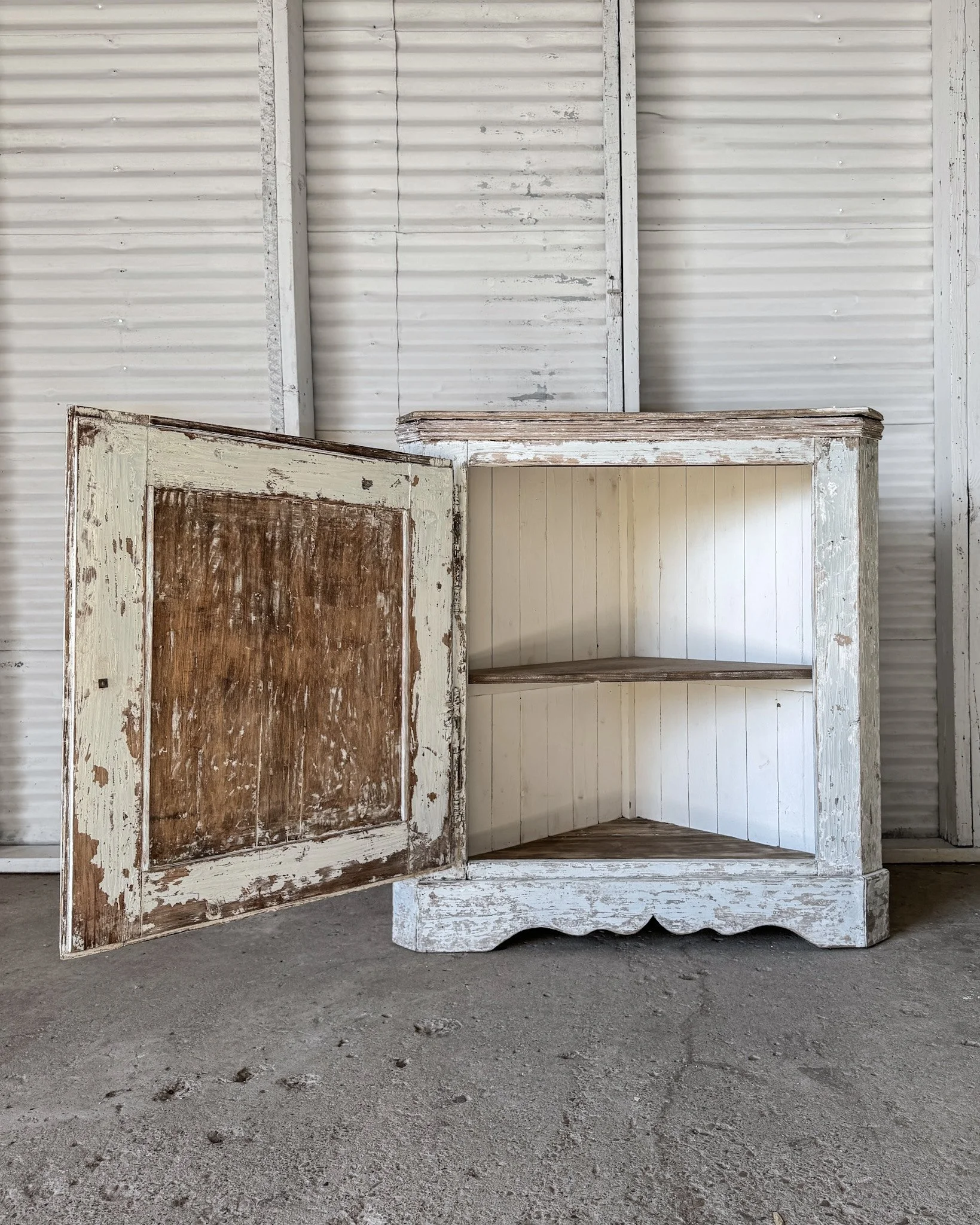 Dry-Scraped 18th c. Swedish Gustavian Corner Cabinet