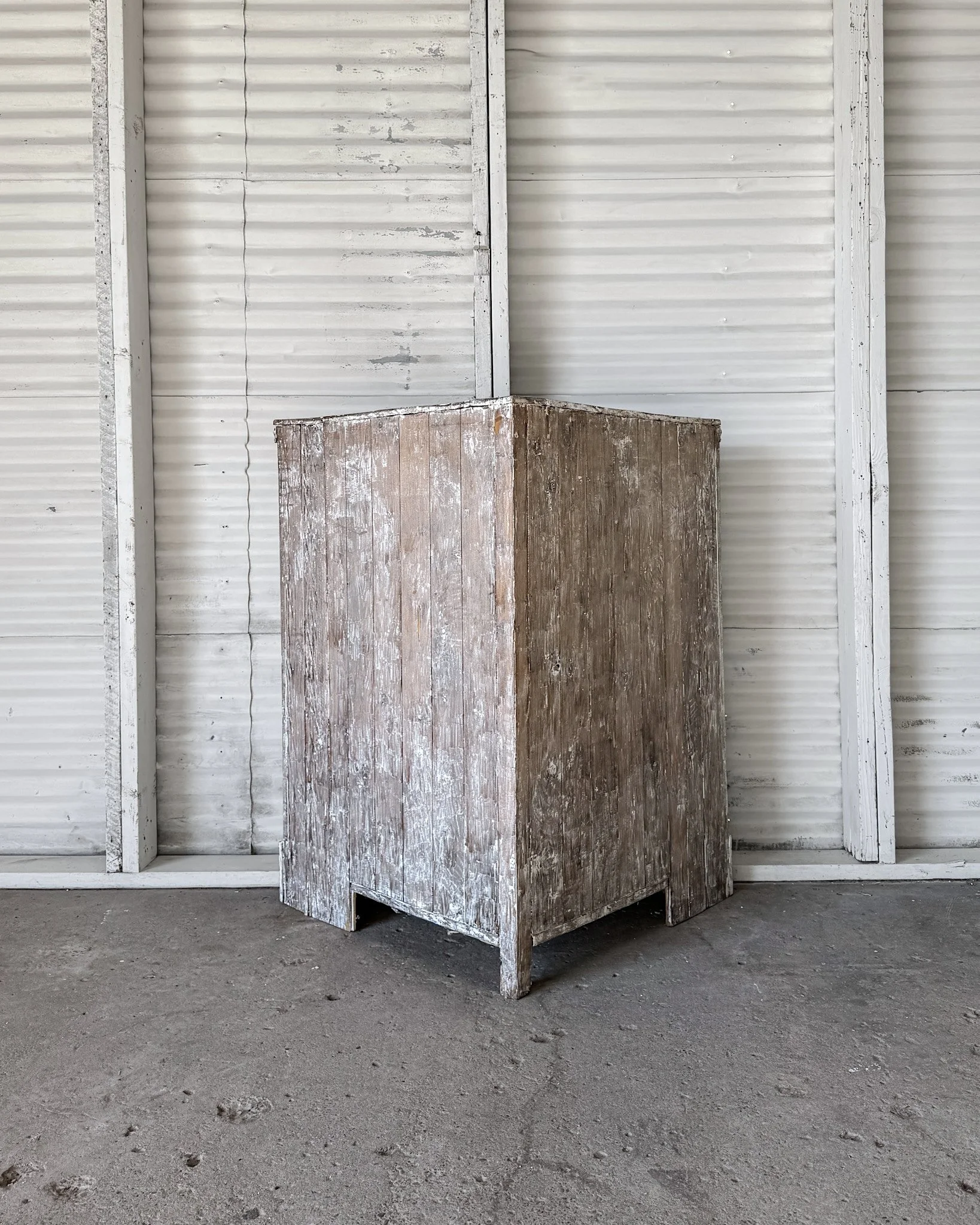 Dry-Scraped 18th c. Swedish Gustavian Corner Cabinet