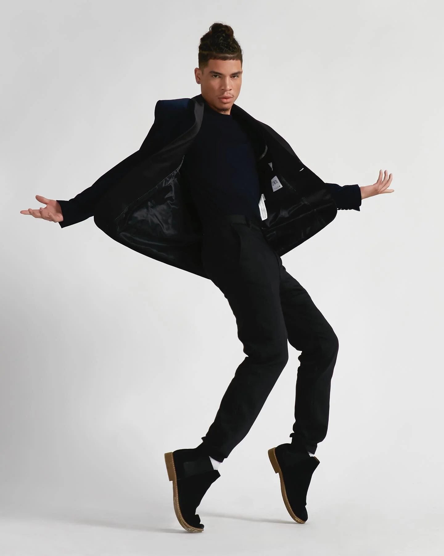 Learn to incorporate movement into your poses.✨
Bella Men Student @prince.models
Hair @hairstyles_by_kat
Makeup @tinthairandmakeupschool
Stylist @bella5
Photographer @dinaephotography #bellamodelingschool #keepitbella💄 #highfashion #model #male