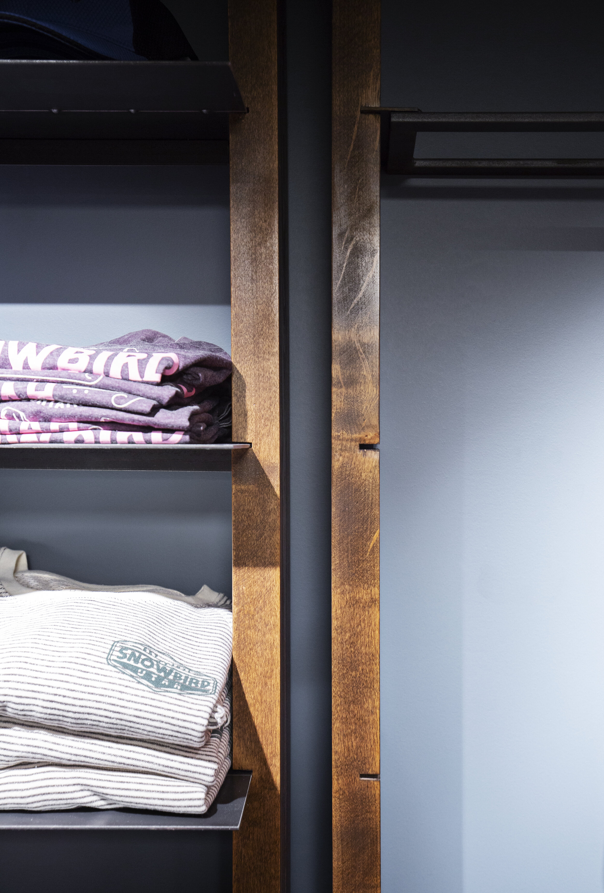 25_custom-retail-shelves.jpg