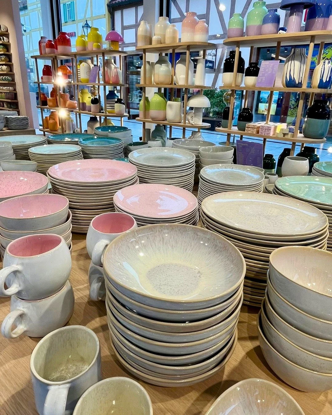 Exciting news from Designer Outlet Berlin!

✨Designer Outlet Berlin recently welcomed ceramics brand Motel a Miio at their centre!

🍵Motel a Miio is a German company focussing on unique ceramics and tableware made in Portugal.  Their handmade, colou