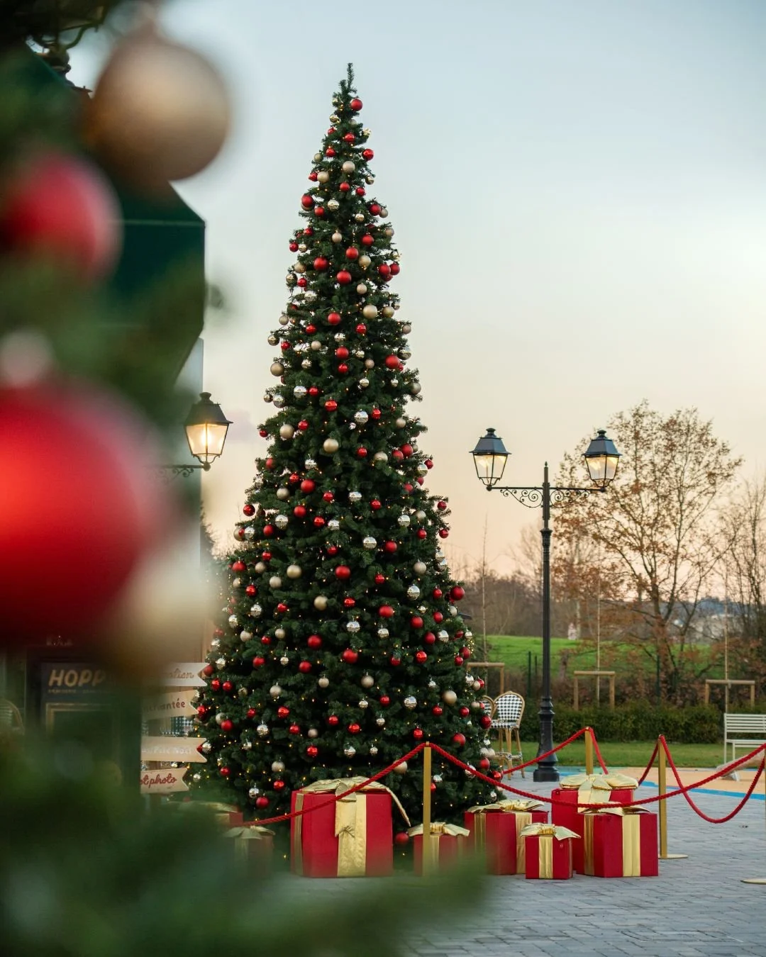 ✨𝗦𝗽𝗮𝗿𝗸𝗹𝗶𝗻𝗴 𝗹𝗶𝗴𝗵𝘁𝘀 𝗮𝗻𝗱 𝗖𝗵𝗿𝗶𝘀𝘁𝗺𝗮𝘀 𝗺𝗮𝗴𝗶𝗰 𝗮𝘄𝗮𝗶𝘁 𝗮𝘁 𝗥𝗢𝗦 𝗢𝘂𝘁𝗹𝗲𝘁 𝗖𝗲𝗻𝘁𝗿𝗲𝘀!

Come and get your Christmas shopping done in style at our centre, where you'll find all the latest trends and the most beautifu