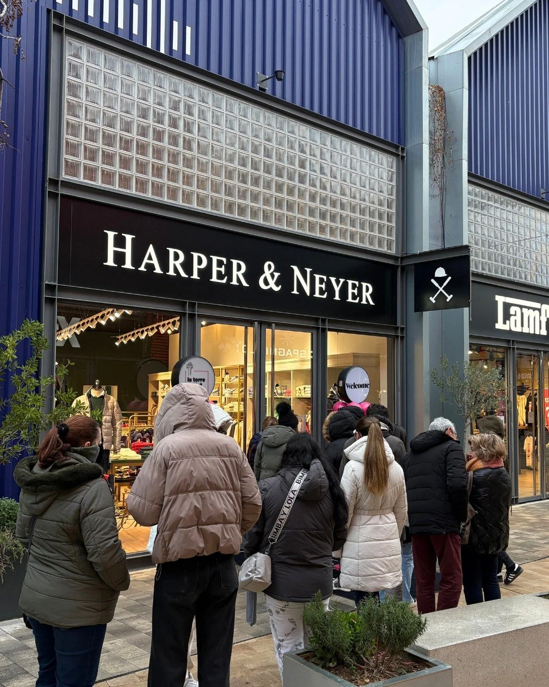 𝗪𝗲𝗹𝗰𝗼𝗺𝗶𝗻𝗴 𝗮 𝗻𝗲𝘄 𝘀𝘁𝗼𝗿𝗲 𝗮𝘁 𝗟𝗮 𝗧𝗼𝗿𝗿𝗲 𝗢𝘂𝘁𝗹𝗲𝘁 𝗭𝗮𝗿𝗮𝗴𝗼𝘇𝗮!

✨Right after Christmas, Spanish menswear brand Harper &amp; Neyer opened their new store at La Torre Outlet Zaragoza.

🛍️At their new store, shoppers can ex