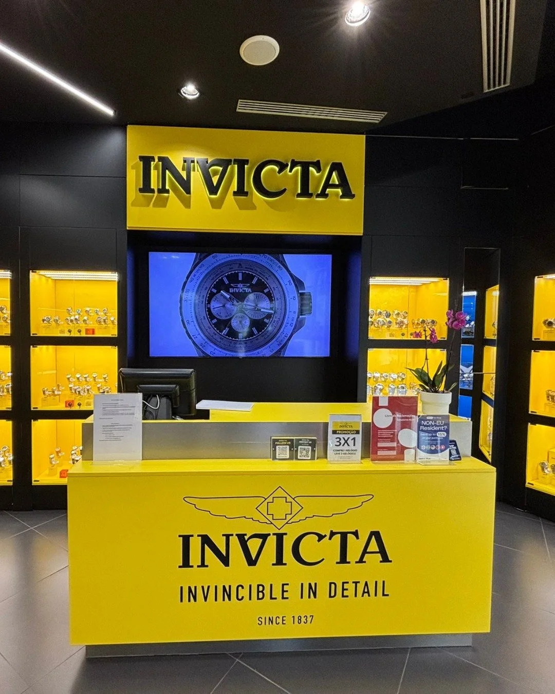 American Watch brand Invicta re-open𝘀 at @designeroutletalgarve

After its refurbishment American watch manufacturer Invicta has re-opened its doors to customers.
Now located right nect to the main entrance of the centre, the new store boasts an ele