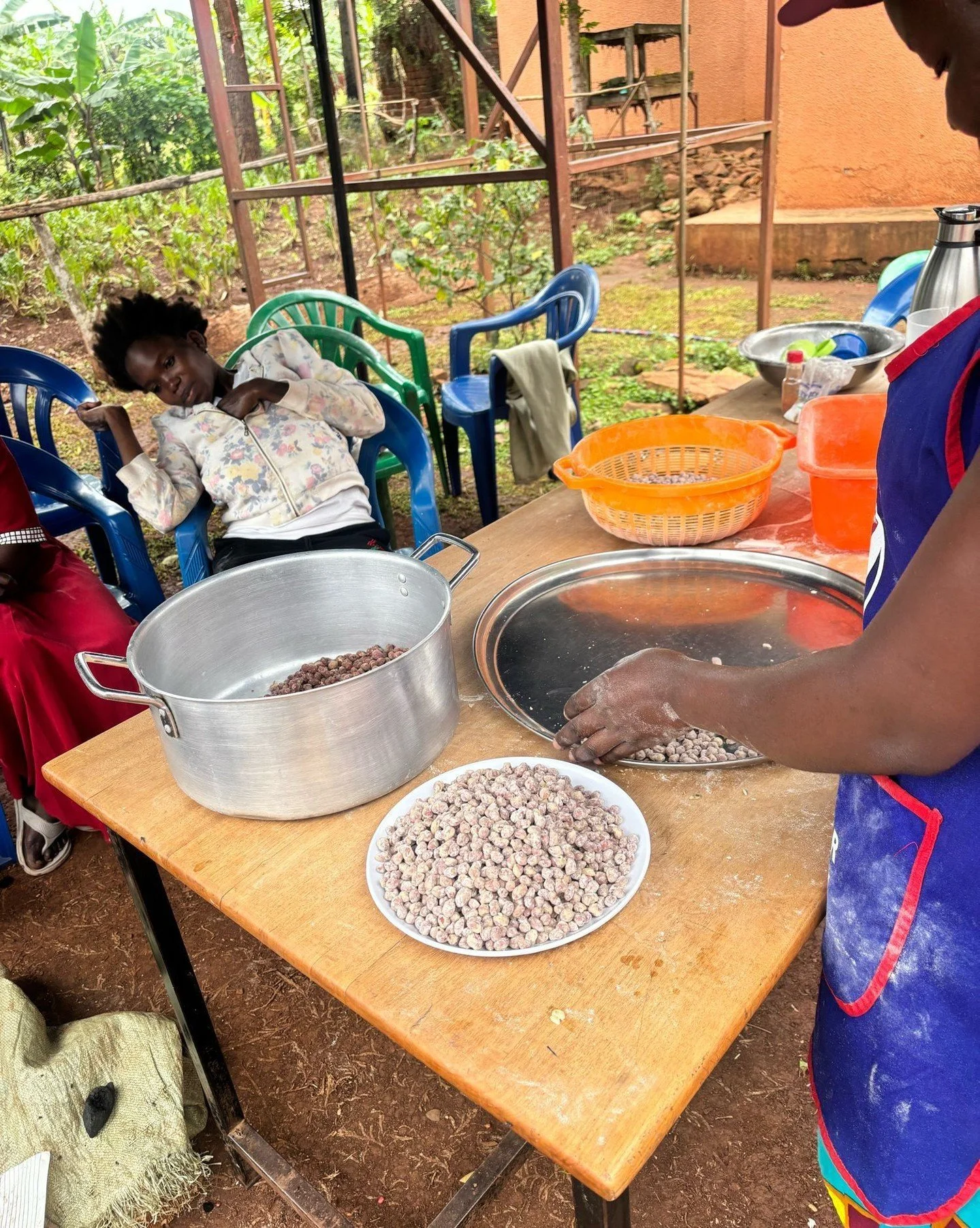 Making sure that the mothers whose children are taken under the care of the Omoana house gain different skills and interests is one of our priorities. And one of these includes training them in making snacks such as pastries, roasted nuts, etc. that 