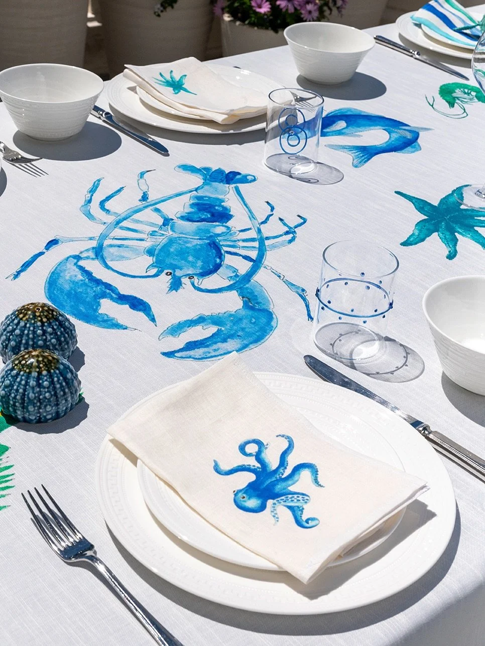 Missing a few summer essentials? Our red and blue @the_bespoke_table collection from the pop-up is still available&mdash;hand-painted prints, thoughtful details, turning every table into a thoughtful memory.

Summer Cap d&rsquo;Antibes tablesettings,