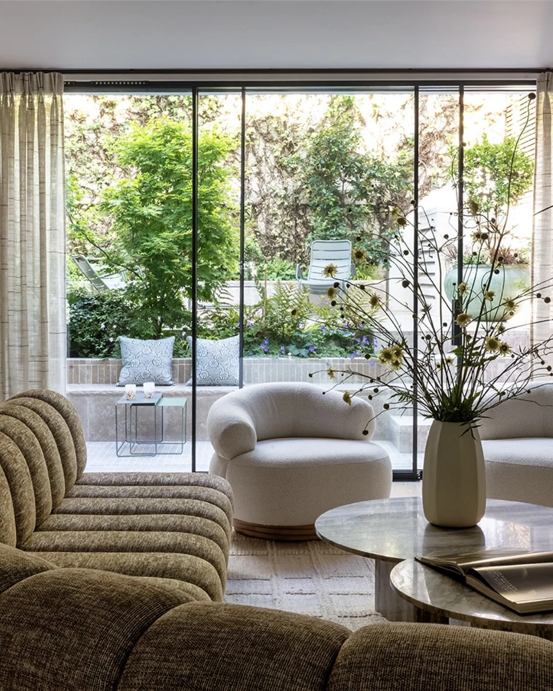 London Chelsea where natural light meets art &mdash; and our MF chair sits at the heart of the living room.

Captured by @benedictedrummond 

#miriamfroweininteriors #mfloves

#interiordesign #residentialdesign #carlylesquare #londonhomes #bespokeint