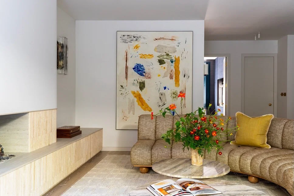 Chelsea Townhouse &mdash; A Study in Soft Modernity
Bathed in natural light and shaped around craftsmanship, this Chelsea residence is a quiet celebration of bespoke living.
From the sculptural round dining table set within a classic bay window, to t