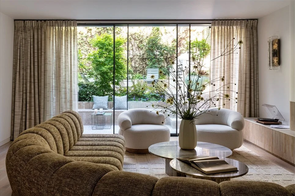 Chelsea Townhouse &mdash; A Study in Soft Modernity
Bathed in natural light and shaped around craftsmanship, this Chelsea residence is a quiet celebration of bespoke living.
From the sculptural round dining table set within a classic bay window, to t