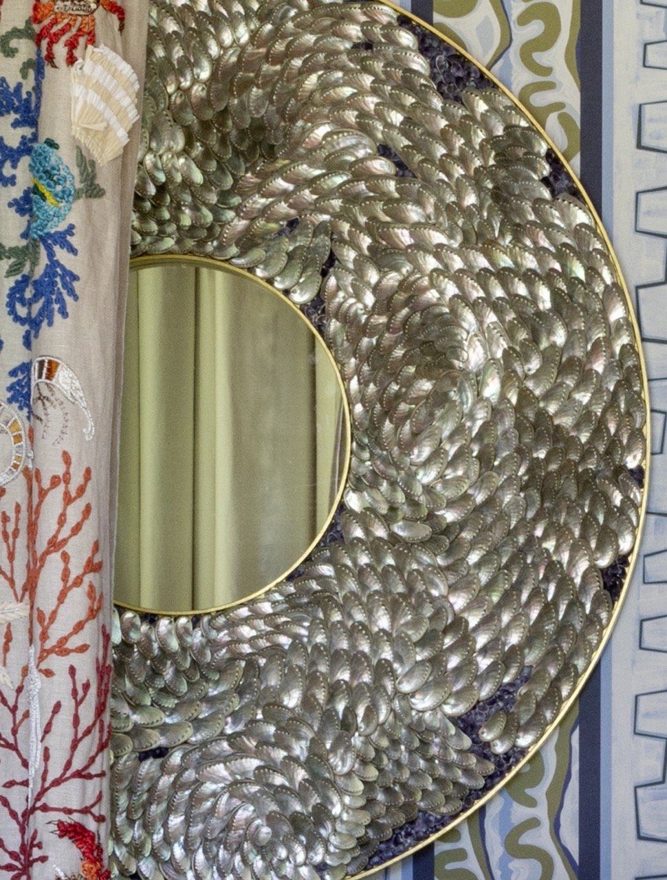 Decorative mirror by Miriam Frowein