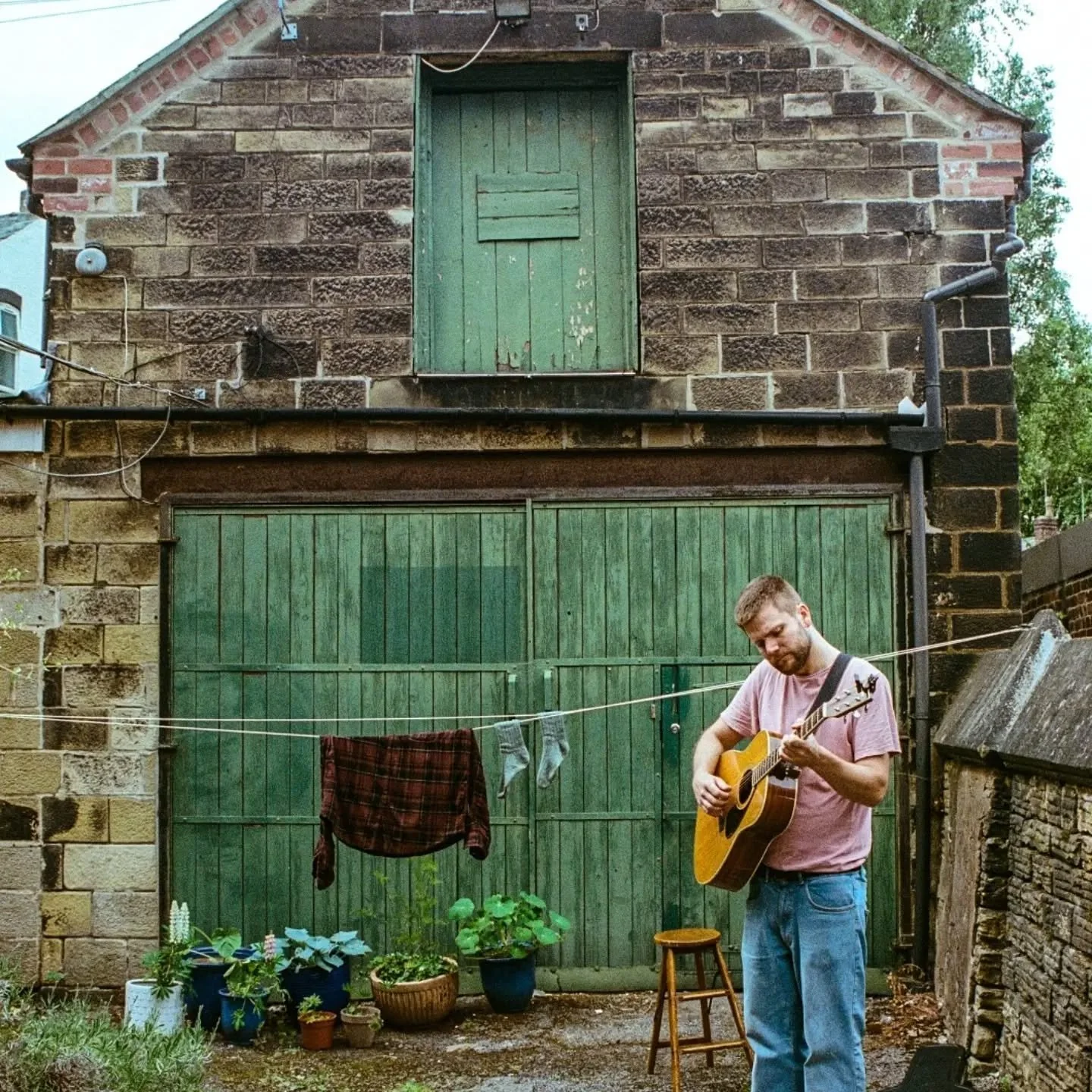 @alastairgordonmusic album is out today!

Go find it wherever you listen to music, join him for his tour and buy the vinyl (once it's ready)

#independentmusic #folkmusic #sheffieldmusic #newmusic #albumlaunch