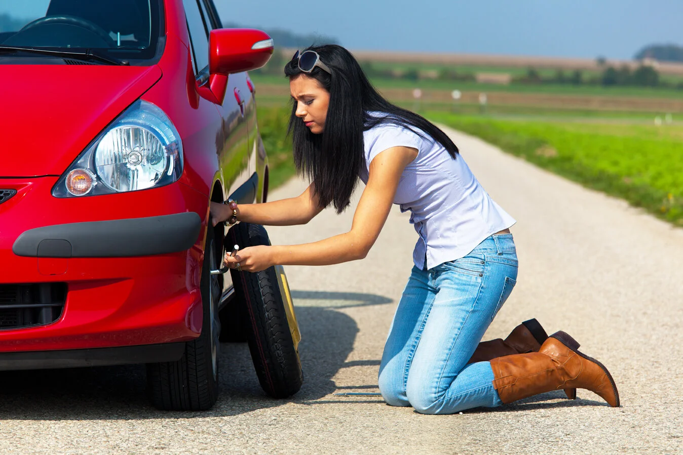 Las mujeres también pueden cambiar una llanta