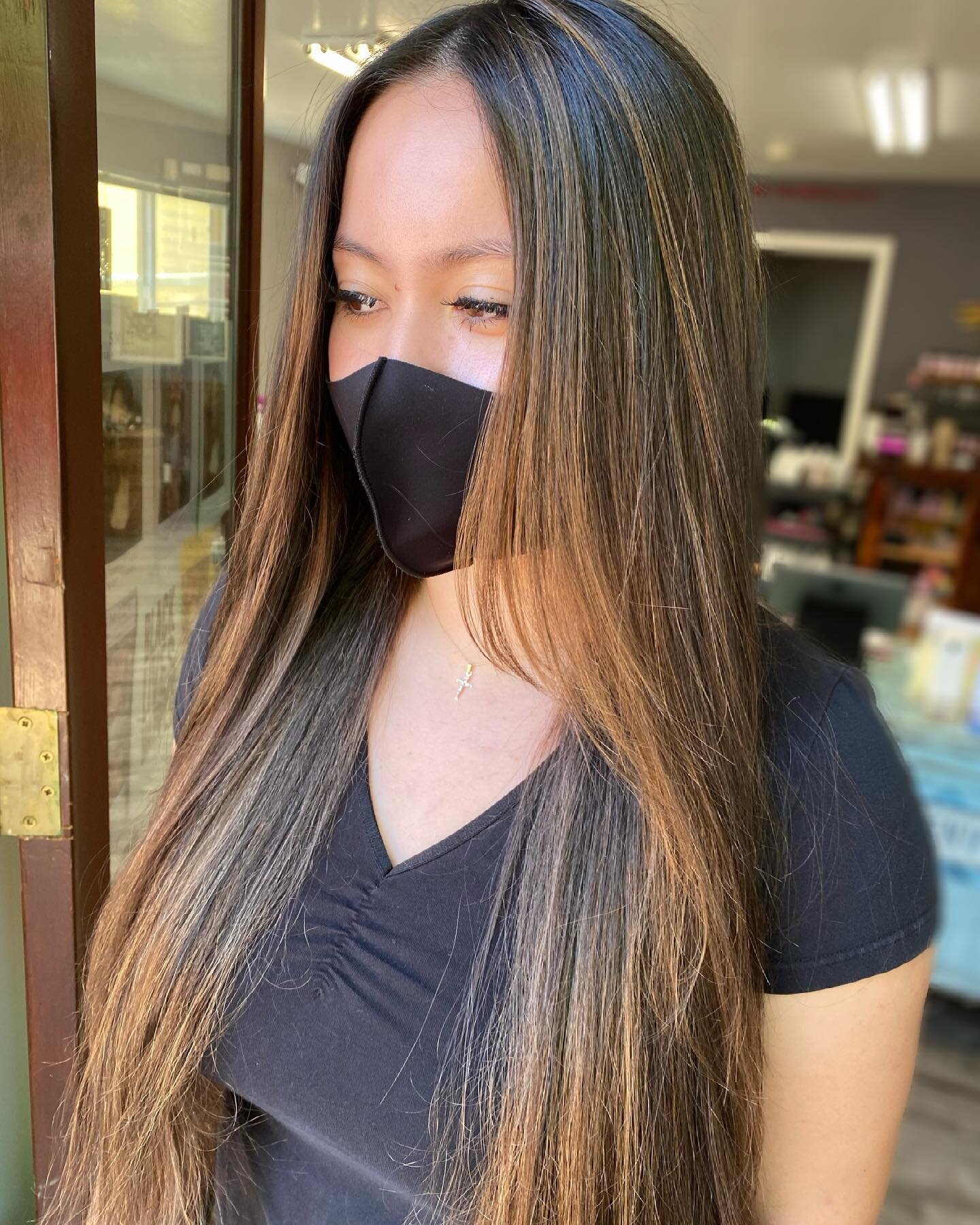 Caramel Kisses | Balayage ft Baby Lights ✨ hair by @meli_melts 
When it comes to balayage everything is customizable. Some crave dimension, some want low maintenance, some want a full transformation. Im here for alllll of it! 
@lorealpro to tone, @da