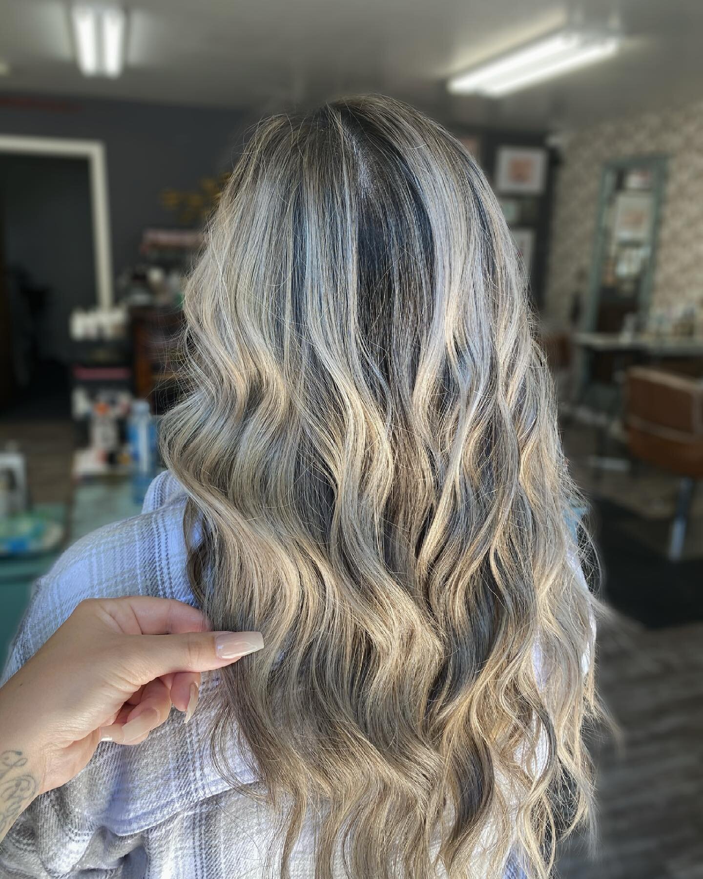 Cooling in the summer with the icy 🥶 blonde by @meli_melts ⁣
.⁣
.⁣
.⁣
.⁣
.⁣
#americansalon #babylights #balayage #balayageartists #balayaged #balayagedandpainted #balayageeducation #balayagehair #balayagehighlights #balayageombre #balayagespecialist