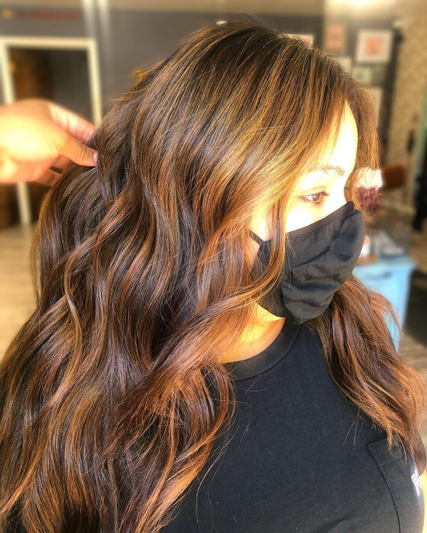 Golden brown vibez ⁣&bull; hair by: @hairby___tati 
.⁣
.⁣
.⁣
.⁣
.⁣
#mastersofbalayage #caramelbalayage #licensedtocreate #beautylaunchpad #haircut #balayageartist #hairgoals #brunettebalayage #behindthechair #blondebalayage #dimensionalbalayage #blon