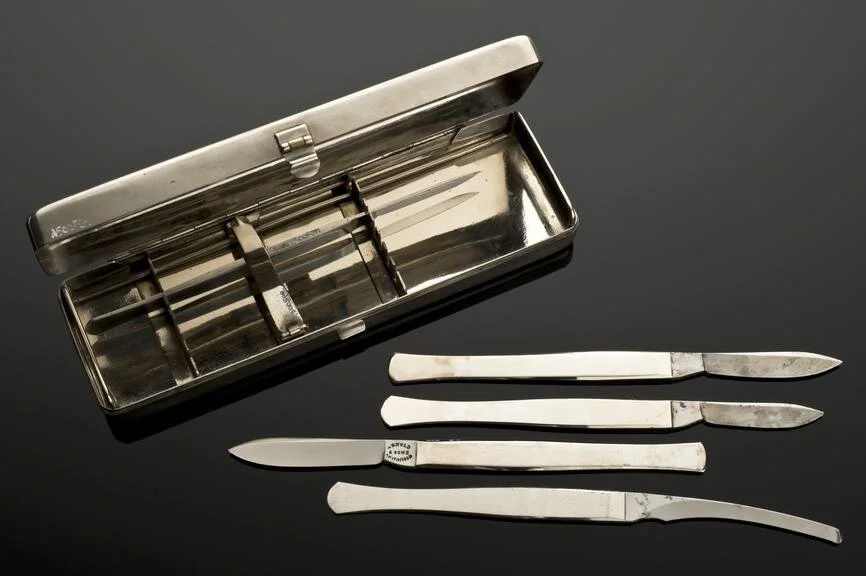 Four scalpels and a hernia bistoury in case 1901-1930