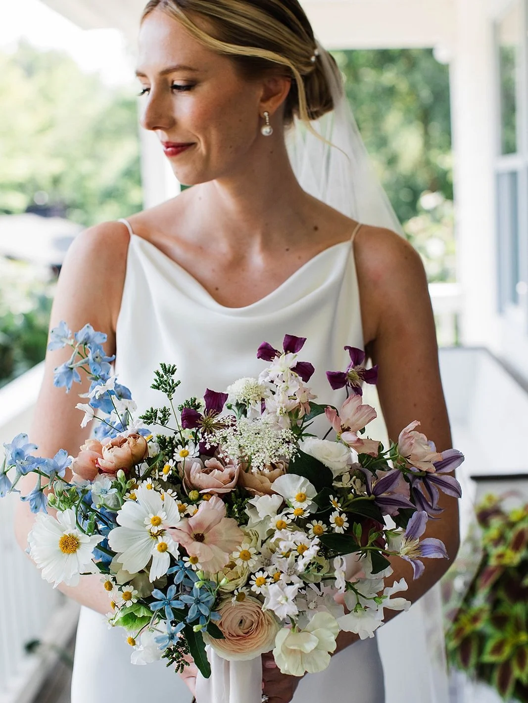 The moment just before you walk on down the aisle ✨✨🤍

The bride and her flowers embody the season&rsquo;s beauty. One year later, still captivated by her glow. Happy First Anniversary E &amp; D! (7/27)

#meadowwilds #floraldesign #bridal #weddingan