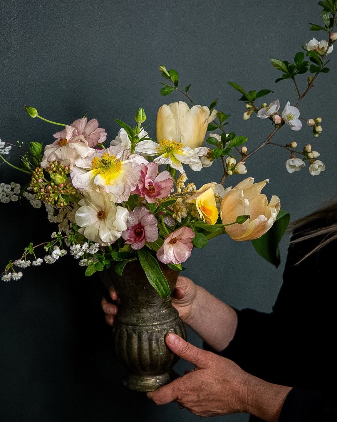 An heirloom vase, spring branches, Dutch tulips, butterfly ranunculus, poppies and the first pansies of the season.

#heirloomstyle
#springbranches
#dutchtulips
#slowflorals
#meadowwilds

Photography @samposeyphoto