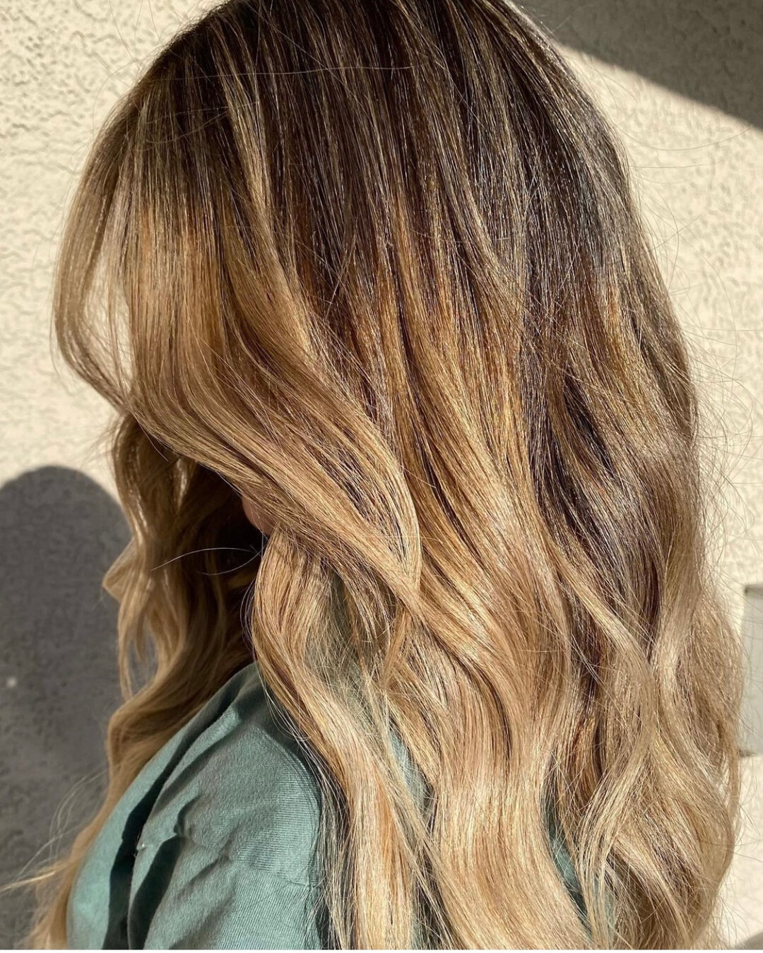 Long hair love 😍 This golden hour photo of a blended balayage has all the shine and beauty you crave. ​​​​​​​​
&bull;​​​​​​​​
Artist &bull; @jmk.beauty​​​​​​​​
Color &bull; @wellahair ​​​​​​​​
Styling &bull; @unite_hair ​​​​​​​​
&bull; ​​​​​​​​
#bal