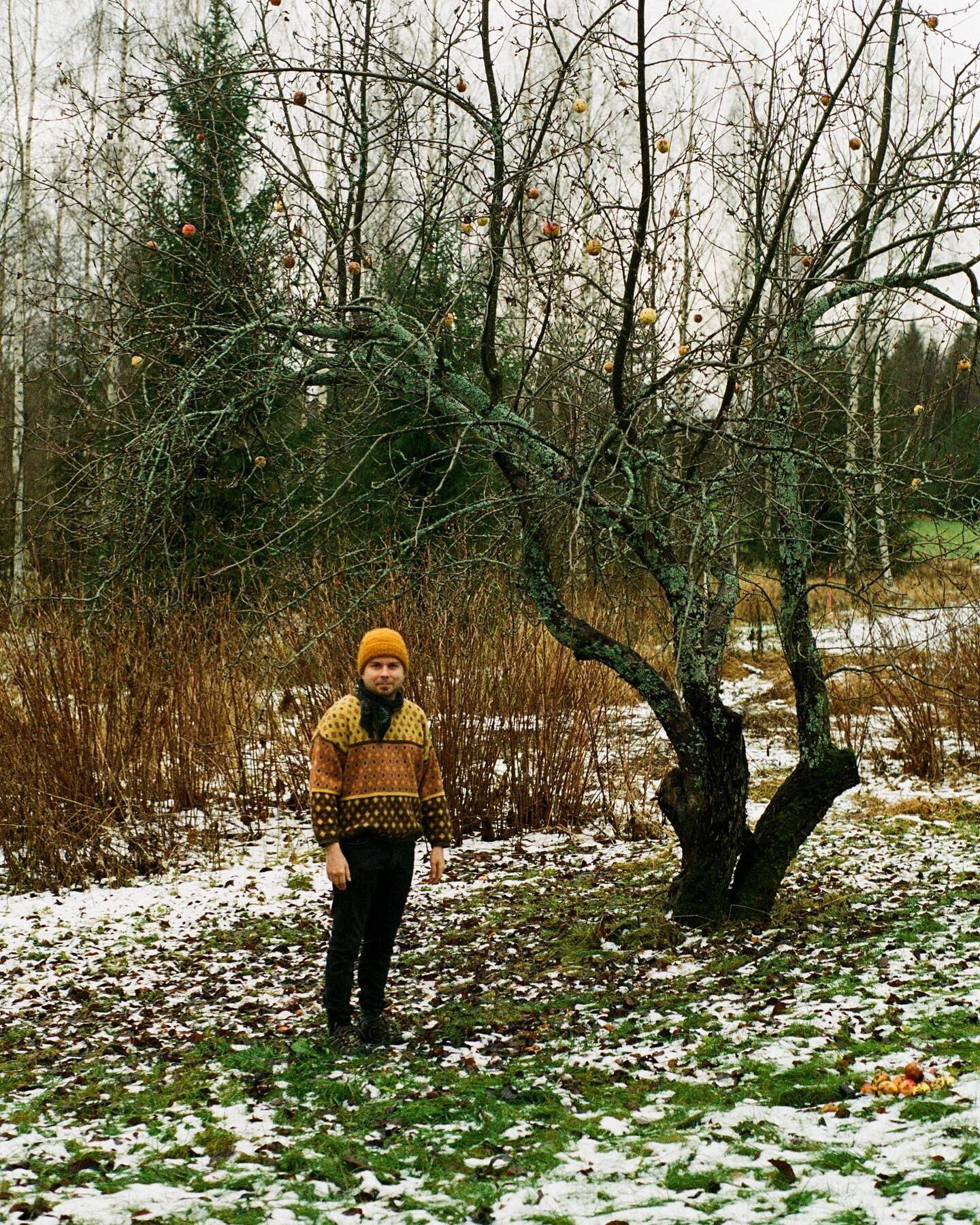 @hakoniemiluovatila residency artist Jussi Ronkainen:

I went to Hakoniemi in the start of winter and in the end of autumn. In some kind of transition point. During the night there was light snowfall and in the morning the ground was usually partly c