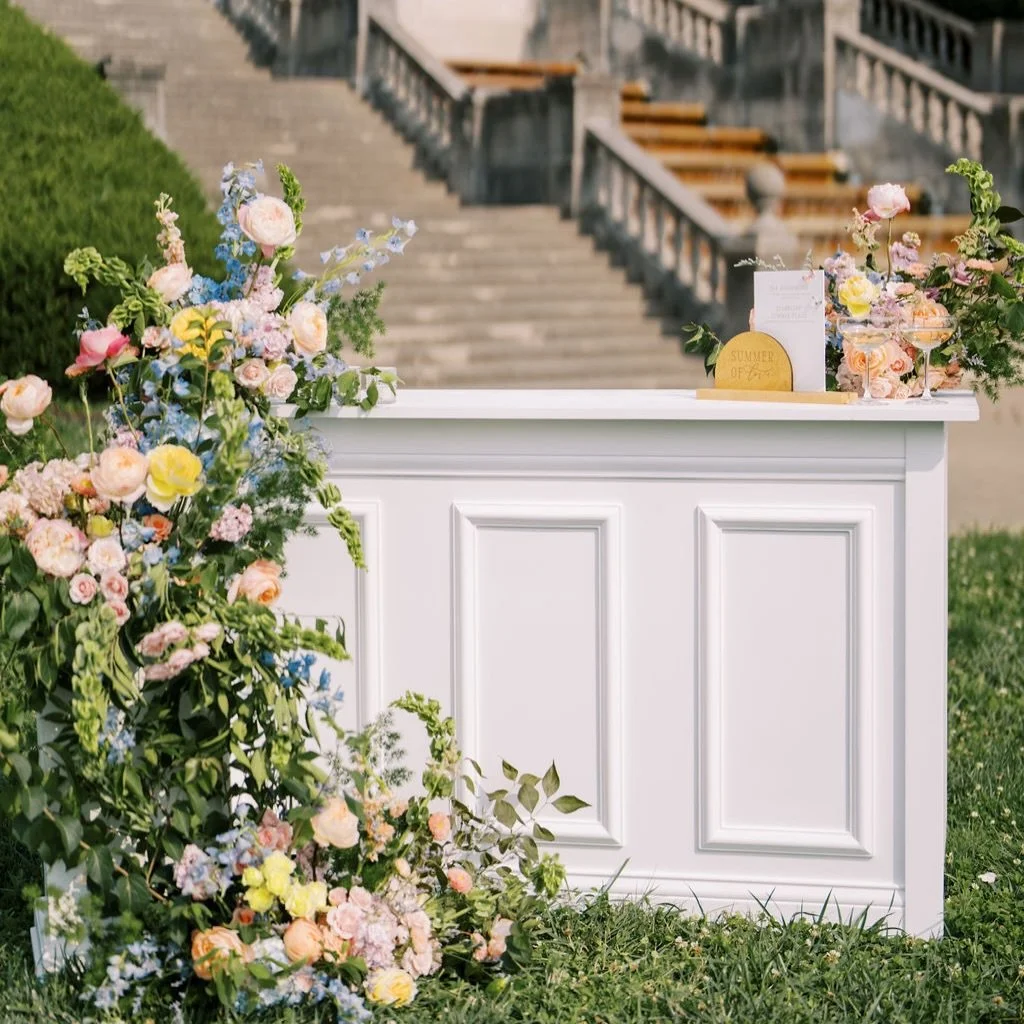 This is your sign that your cocktail bars don&rsquo;t have to be boring. Taking something functional &amp; transforming it into a statement piece is something your guests won&rsquo;t forget✨

Venue: @premierparkevents 
Photography: @ambervictoriaphot