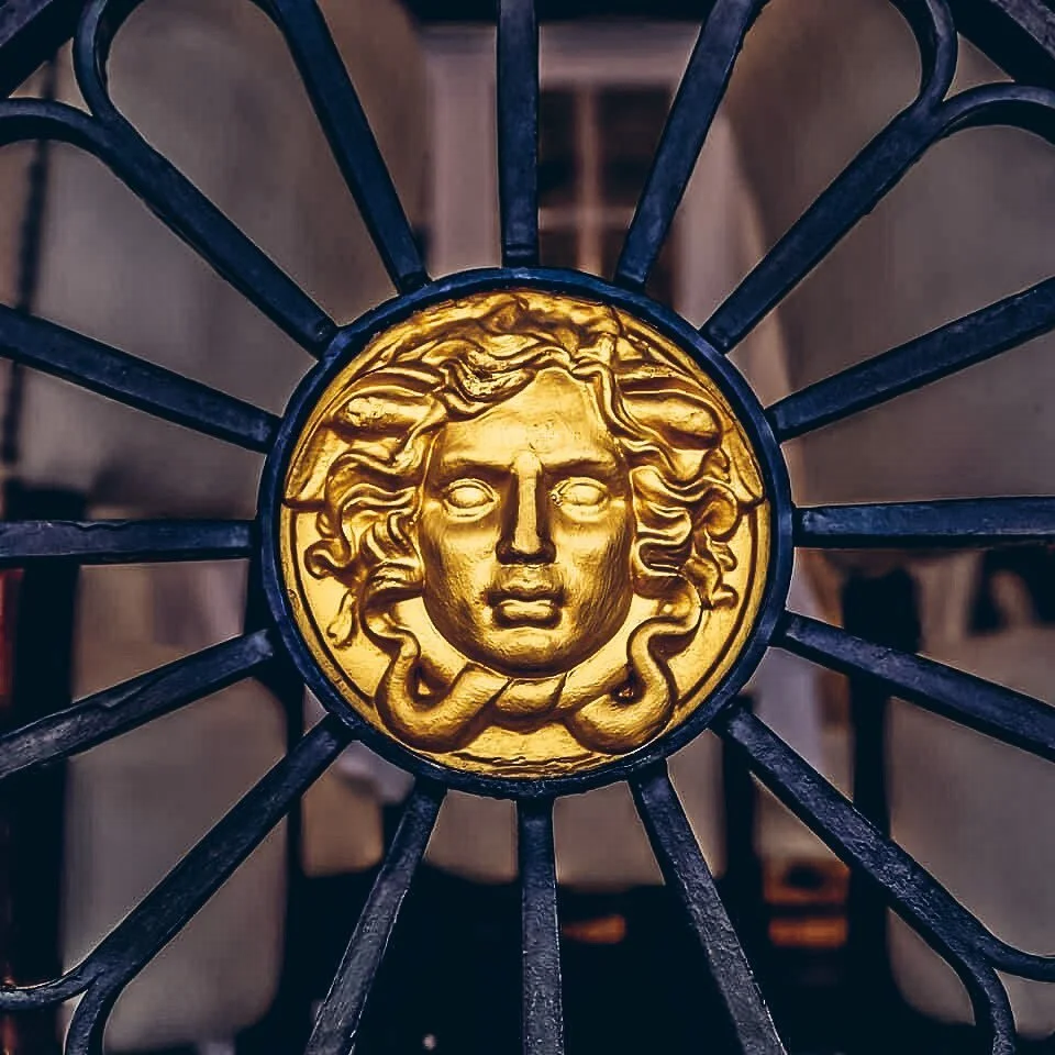 From the moment I strolled by the former home of Versace in the Art Deco Miami Beach area this week, I knew cocktail hour was a must! I was dying to see inside the fabulous home built in 1930. No disappointments with a quick stroll around inside&hell