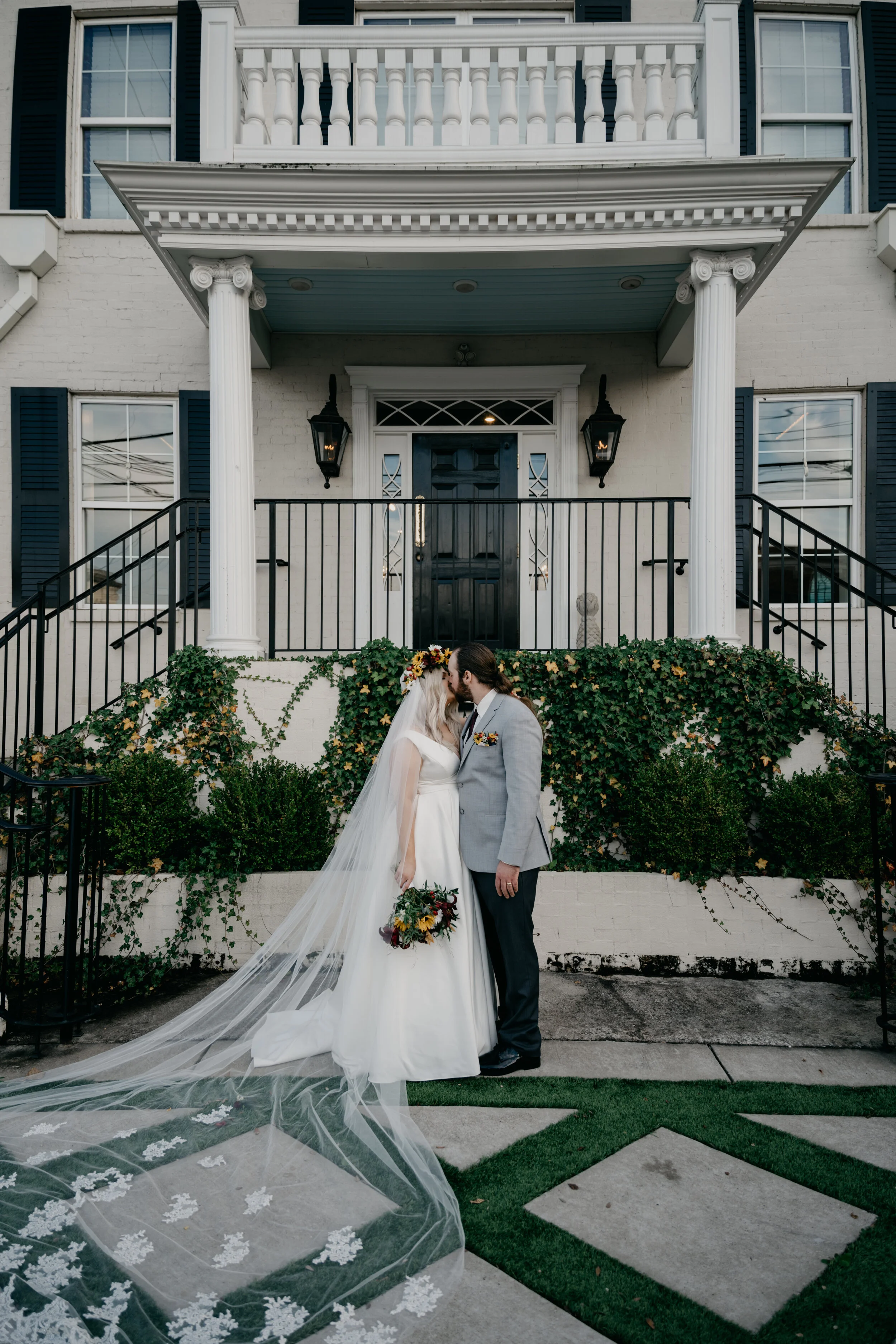 whimsical-bowling-green-kentucky-wedding-gold-fox-collective-first-kiss-the-charleston.jpg