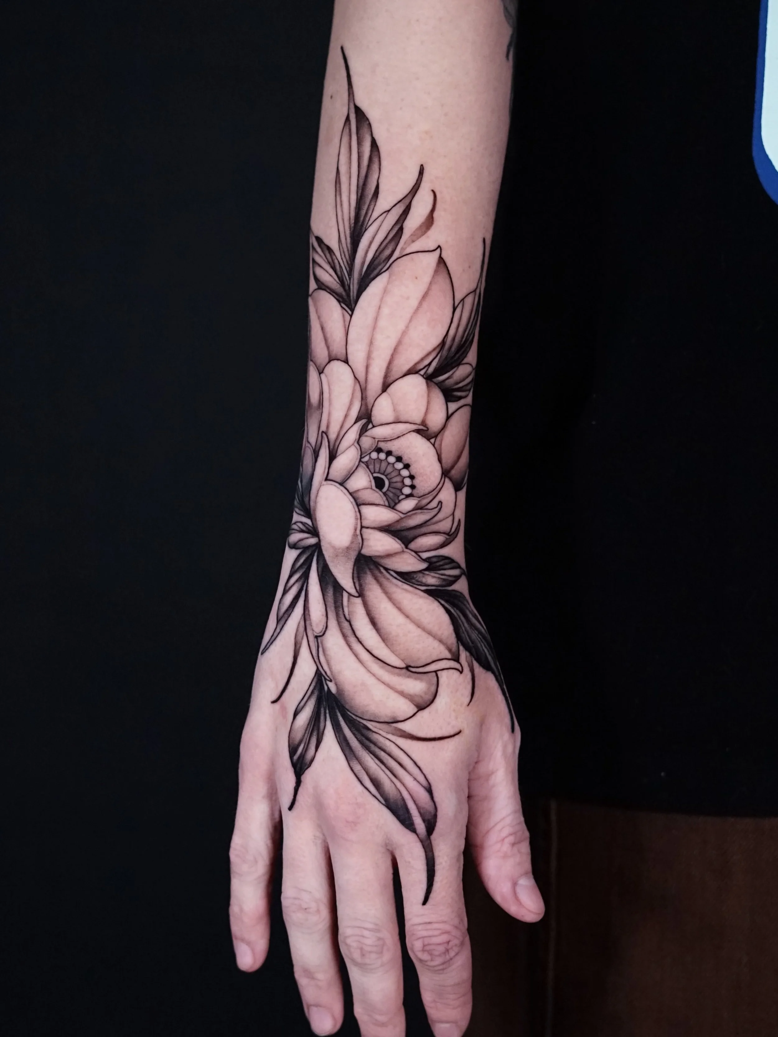 Finally got to do this predrawn design I had! 
My clients are the best! 

#tampatattooartist #tattooartist #handtattoo #floraltattoo #yborcity